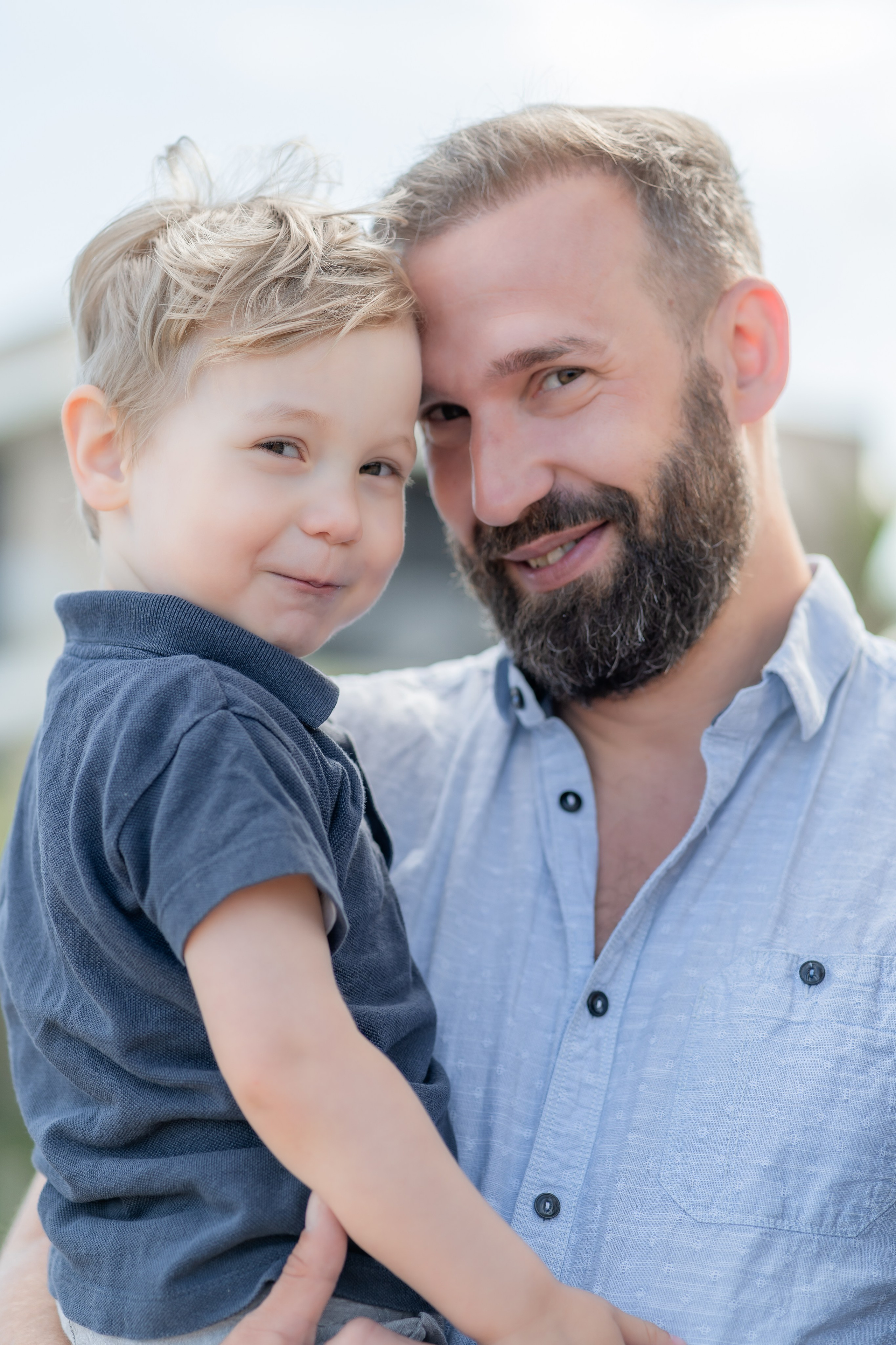 Babybauch-Shooting am Meer auf Mallorca mit Familie. Deine Fotografin auf Mallorca für Familien und Business