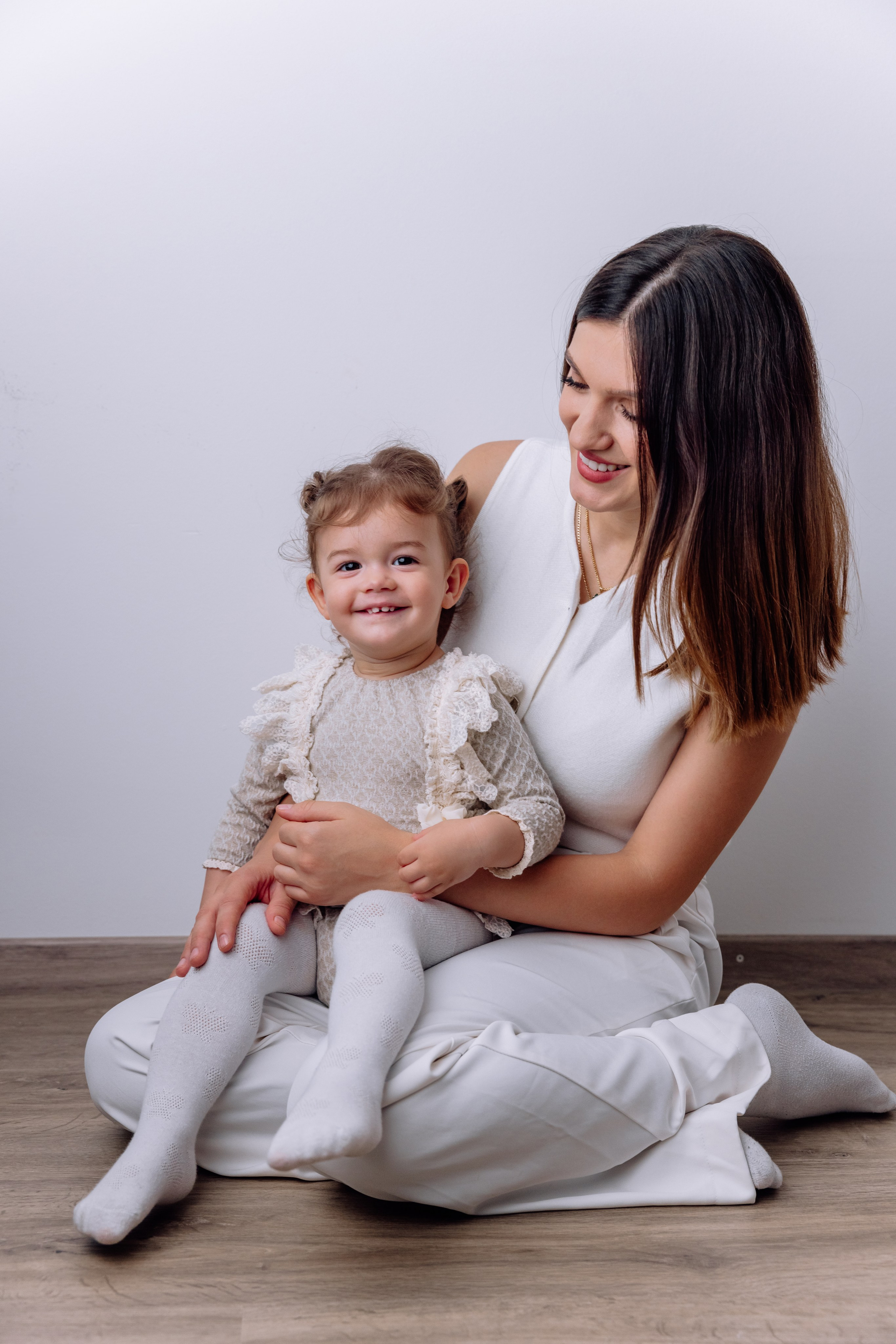 Zwei kleine Prinzessinnen mit Mama und Papa - Familienshooting zuhause. Hochzeitsfotograf München Taufe Familienfotograf Tanja Mauke