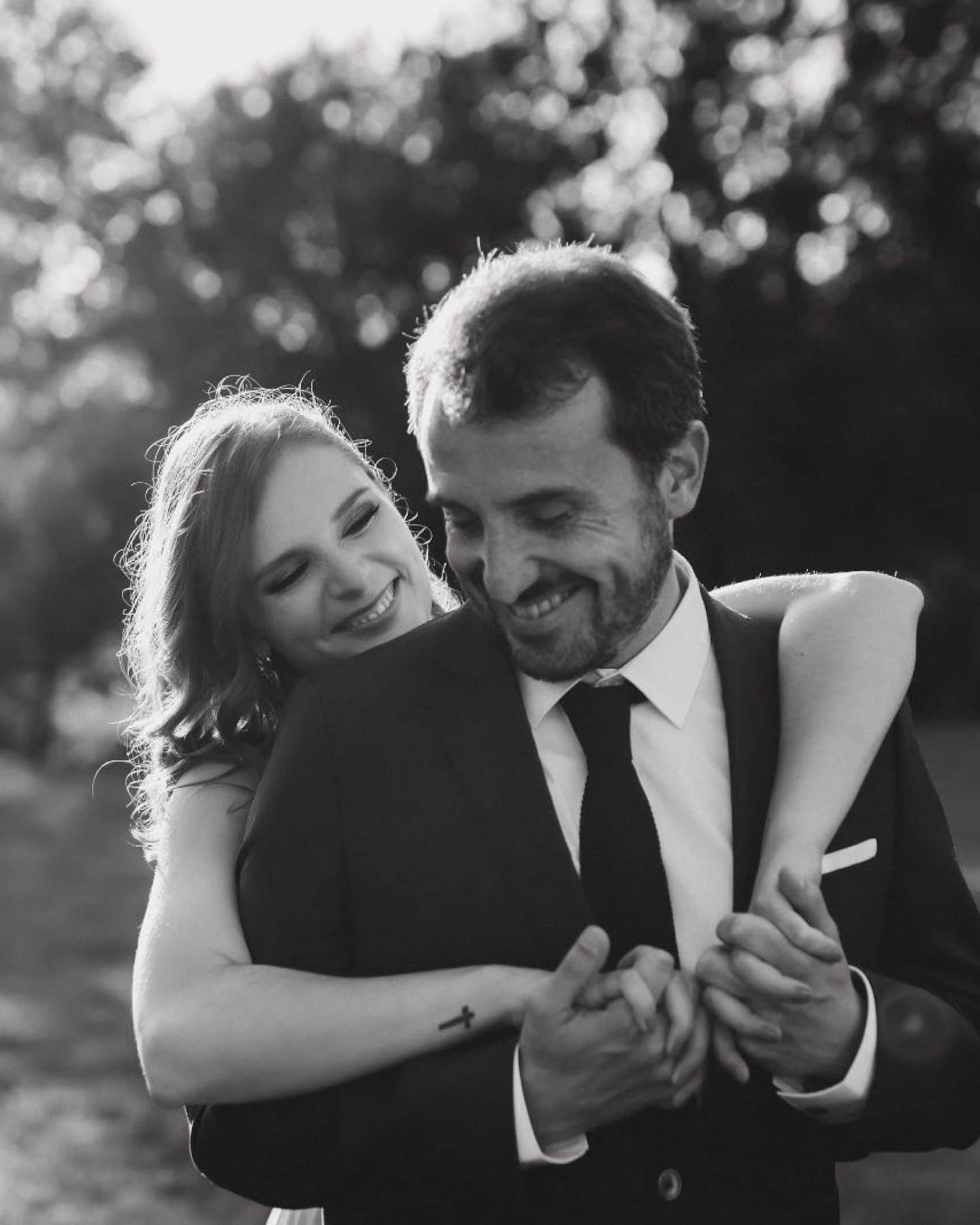 Imagem editorial de casal a tocar-se, cheia de expectativa e ternura