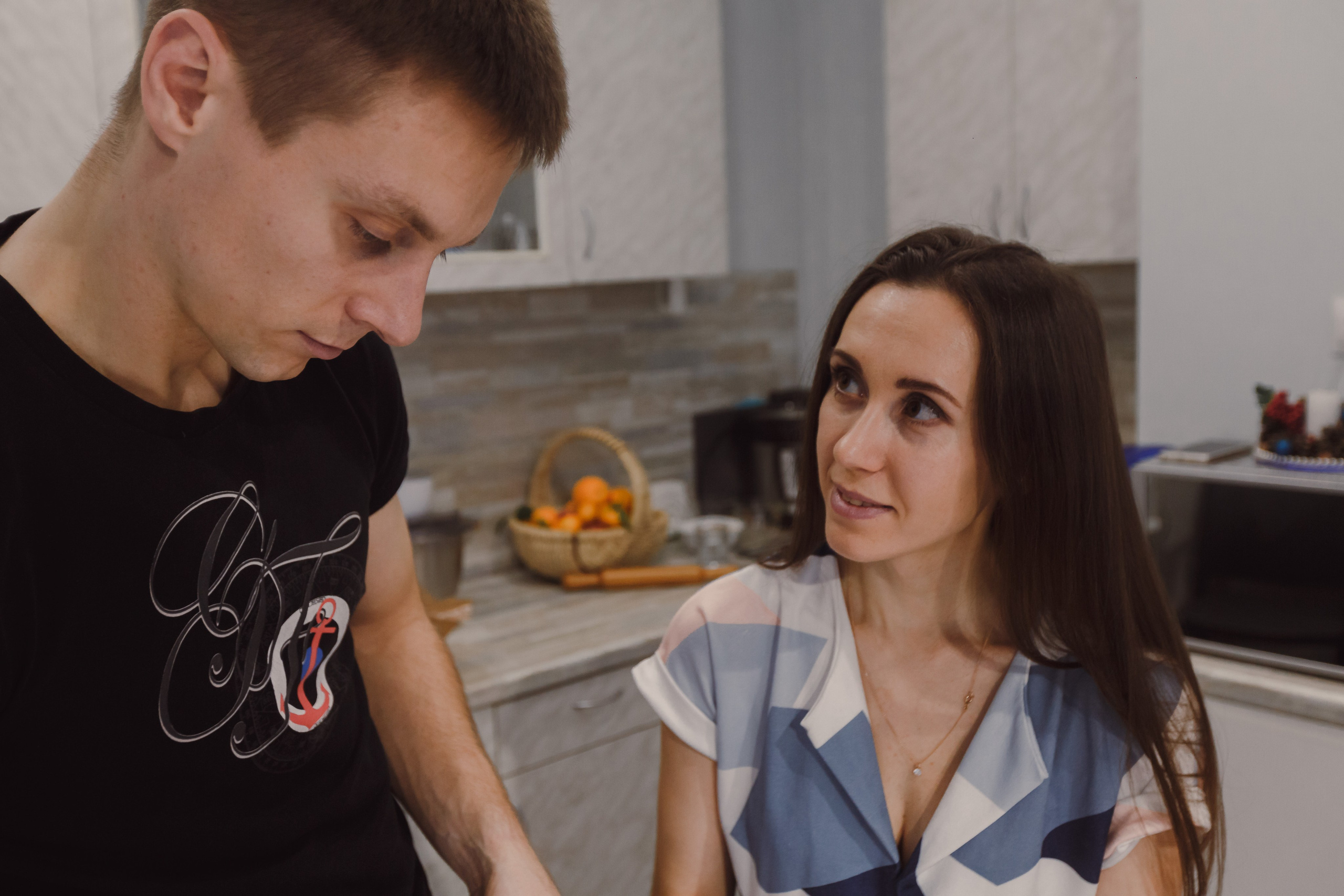 Padres con niños preparando galletas en casa. Fotógrafo de retrato, familia y reportajes en Valencia | España | Europa Vitalii Lumier