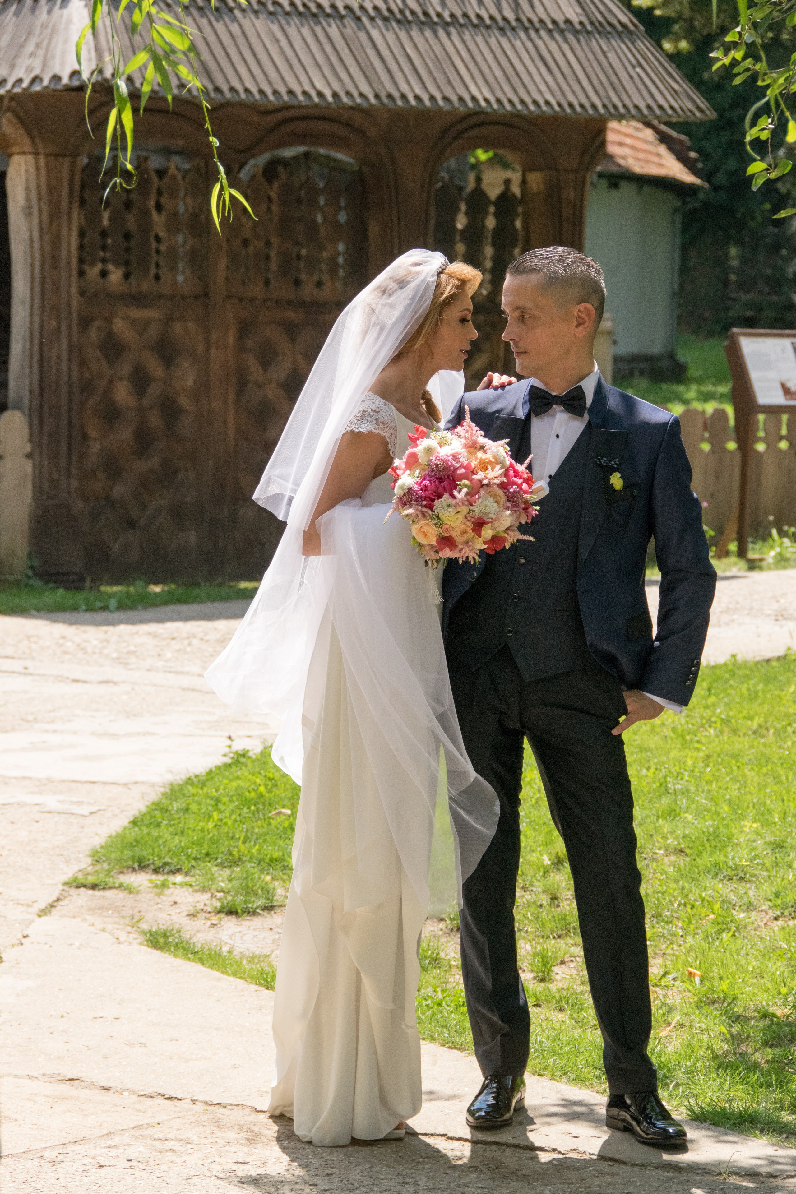 Cât ne costă nunta? Ghid complet pentru viitori miri, cost nunta, ce cheltuieli avem la nunta, cat costa dj, cat costa buchetul de mireasa, cost buchet nasa, cost formatie, cost band, cost saxofon, cost fotograf nunta, cost videograf nunta, cost salon de nunta