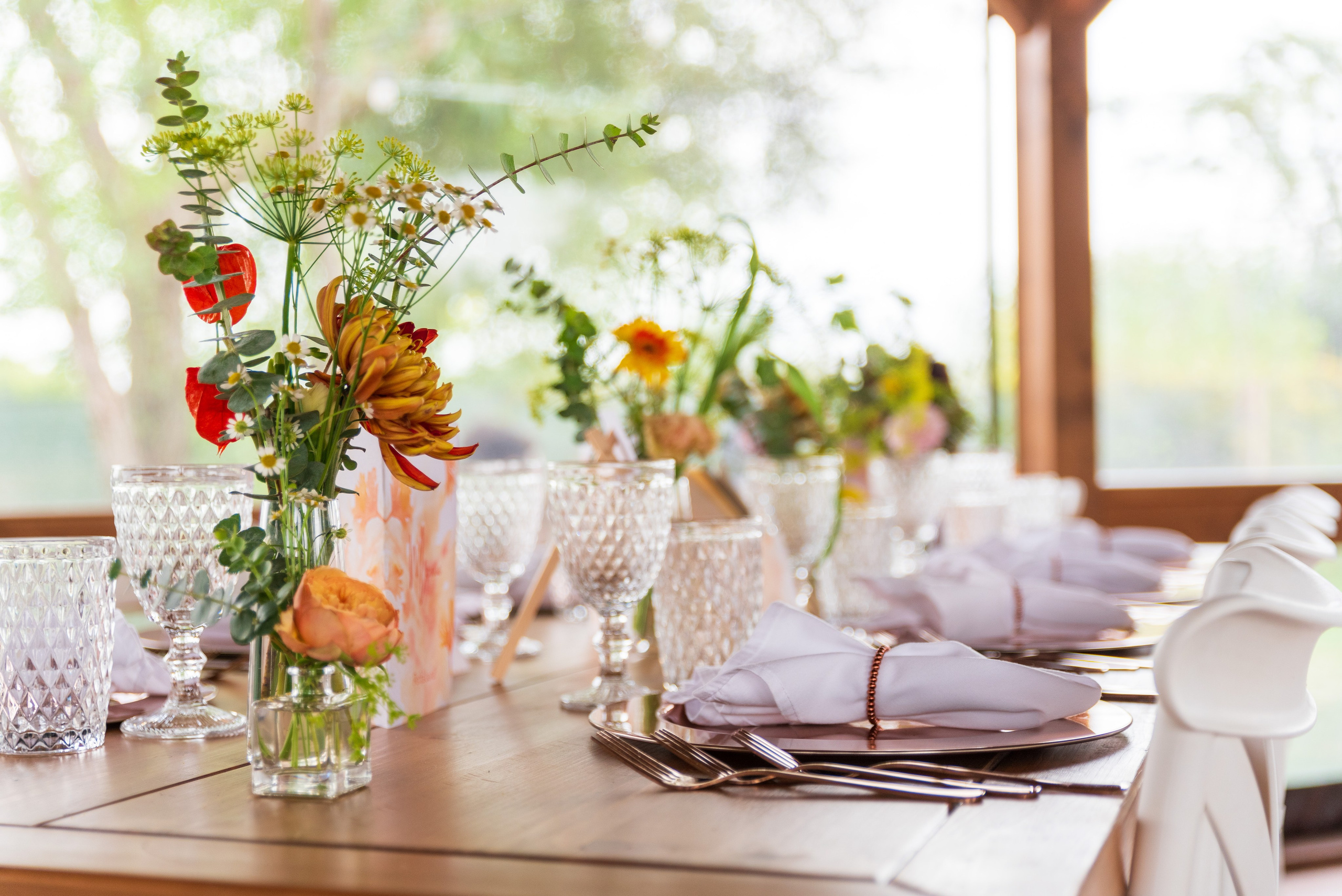 Cât ne costă nunta? Ghid complet pentru viitori miri, cost nunta, ce cheltuieli avem la nunta, cat costa dj, cat costa buchetul de mireasa, cost buchet nasa, cost formatie, cost band, cost saxofon, cost fotograf nunta, cost videograf nunta, cost salon de nunta