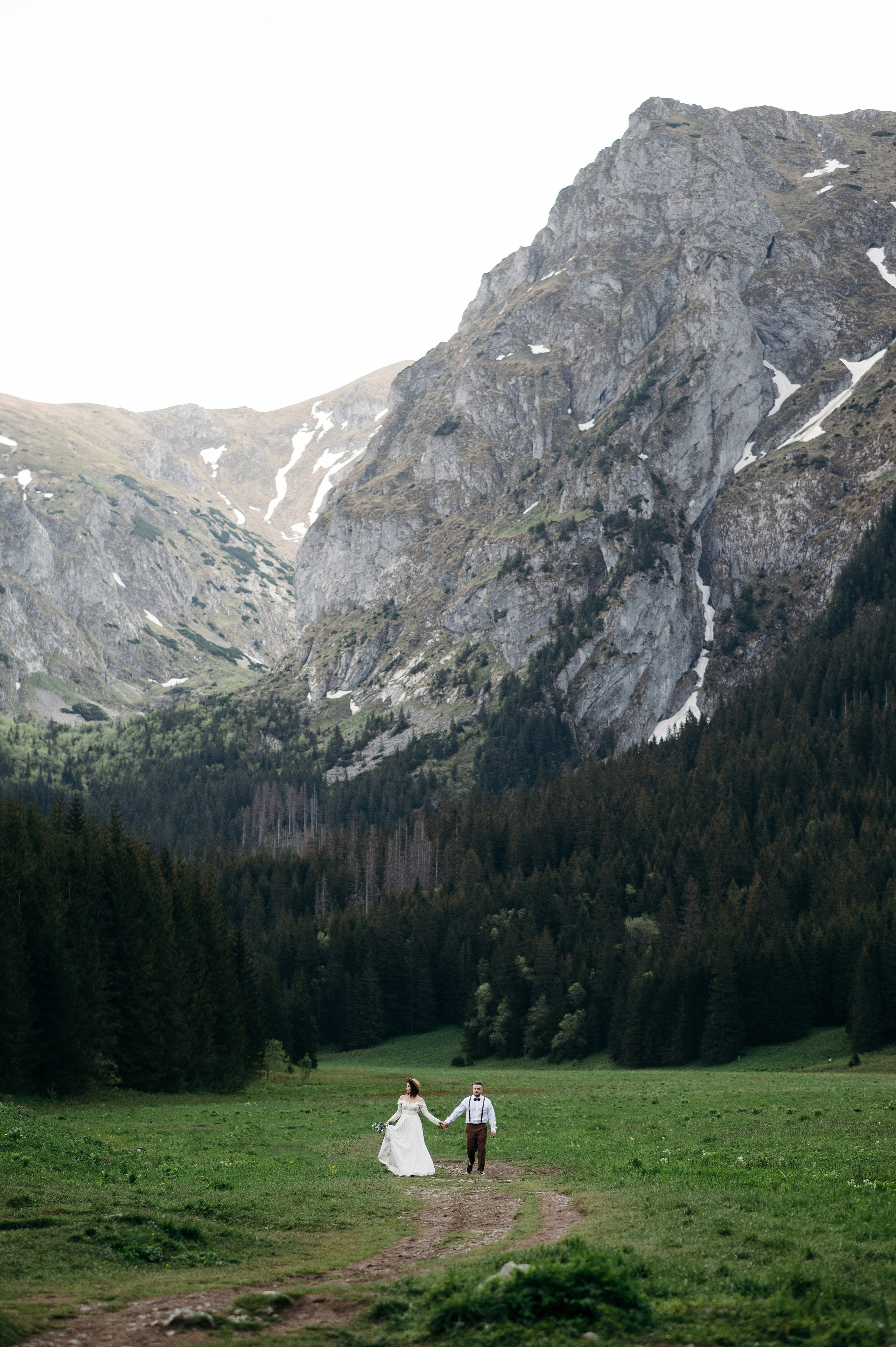 Hochzeitsfotoshooting in den Bergen | Natürliche & Romantische Hochzeitsbilder