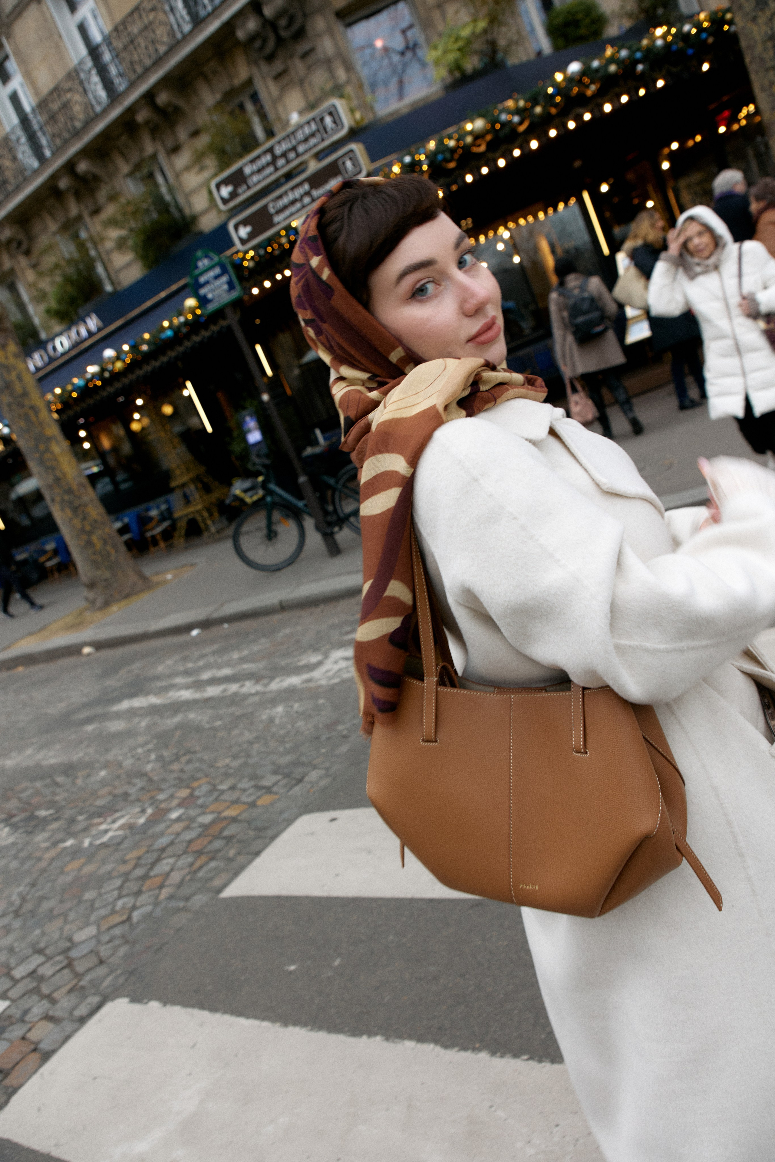 Li. Photographer in Paris