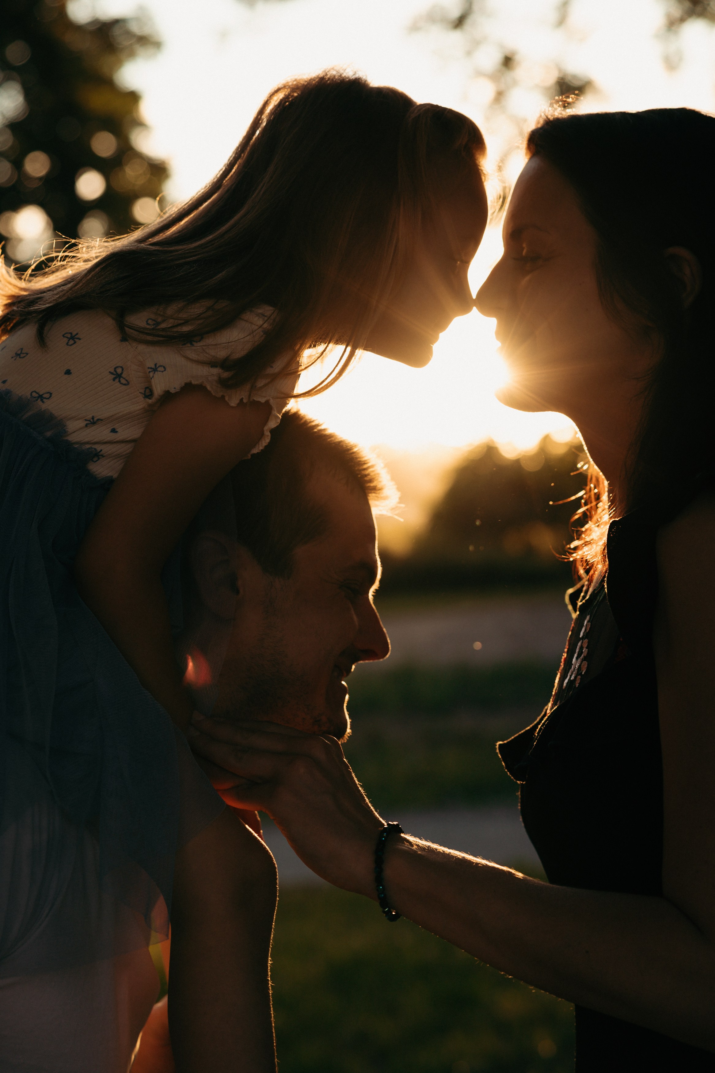 Family in the Park. Lifestyle and Family Photographer in Pisek Oxana Telupilova