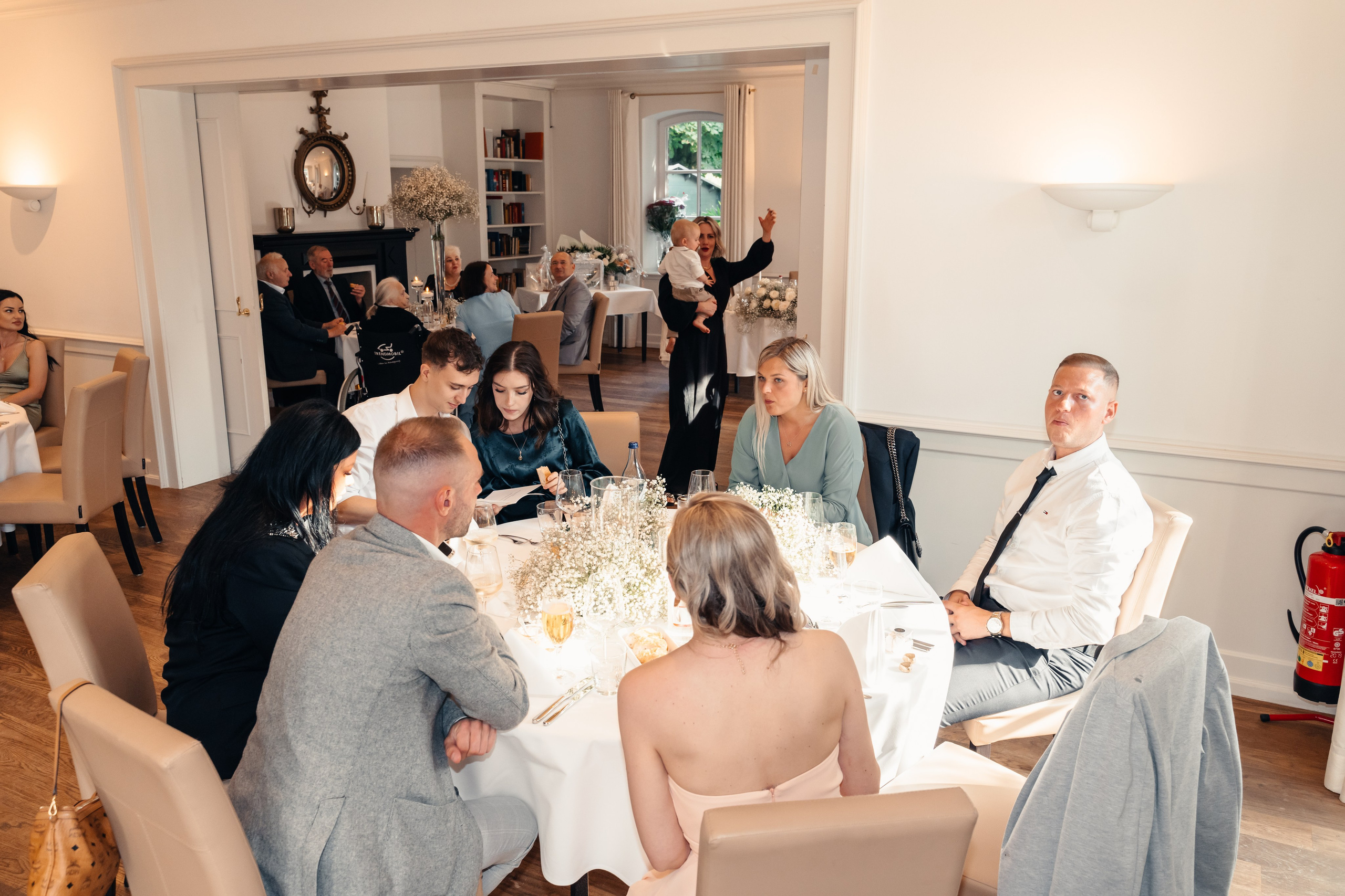 D & M im Restaurant Elfrather Mühle. Hochzeitsfotograf für Moers, Niederrhein, Düsseldorf, NRW und Deutschland