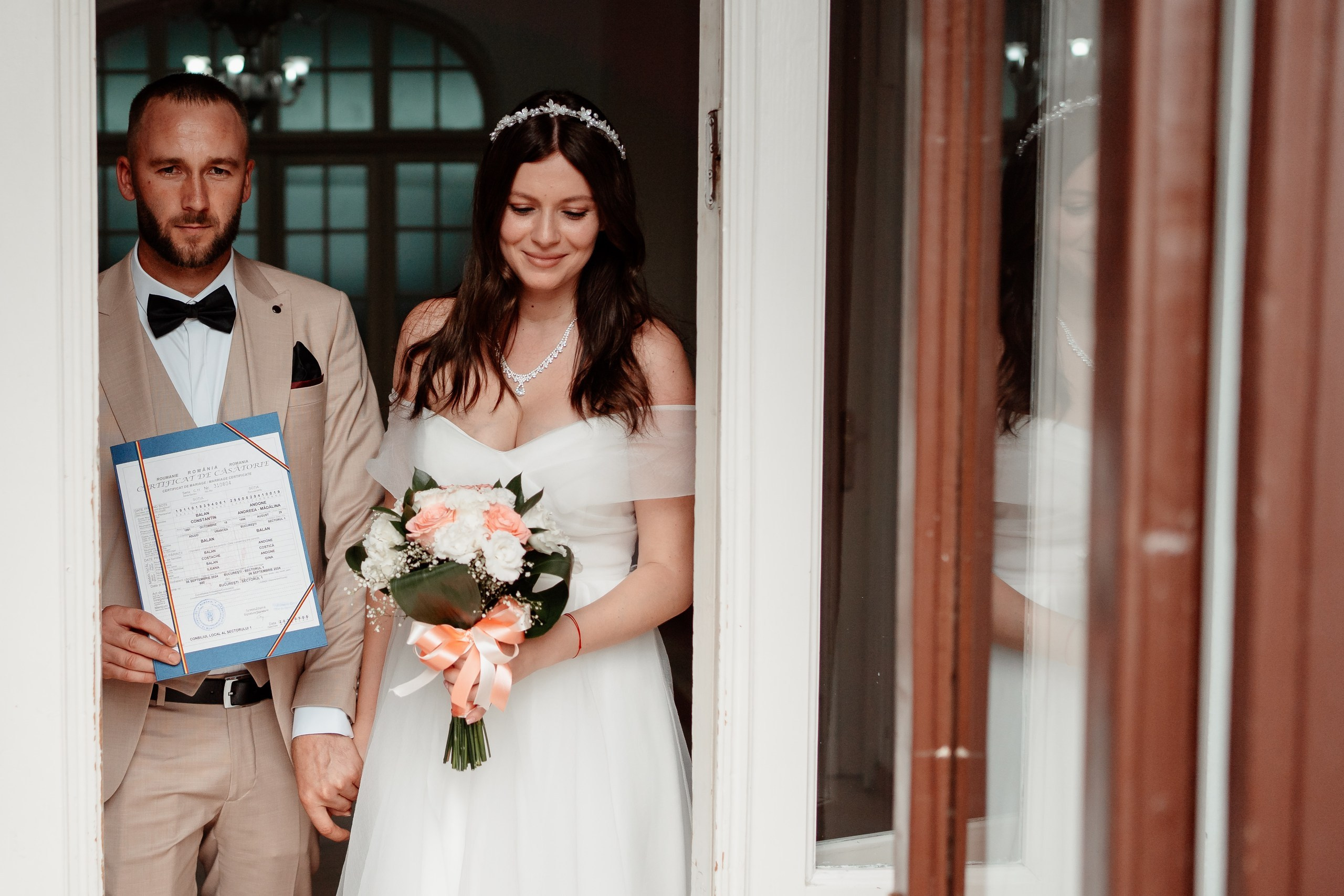 Miri fericiți în fața oficiului stării civile din Bucuresti, Sector 1, celebrând începutul unei noi vieți împreună. Fotografie de cununie civilă, capturând naturalețea și bucuria momentului special.