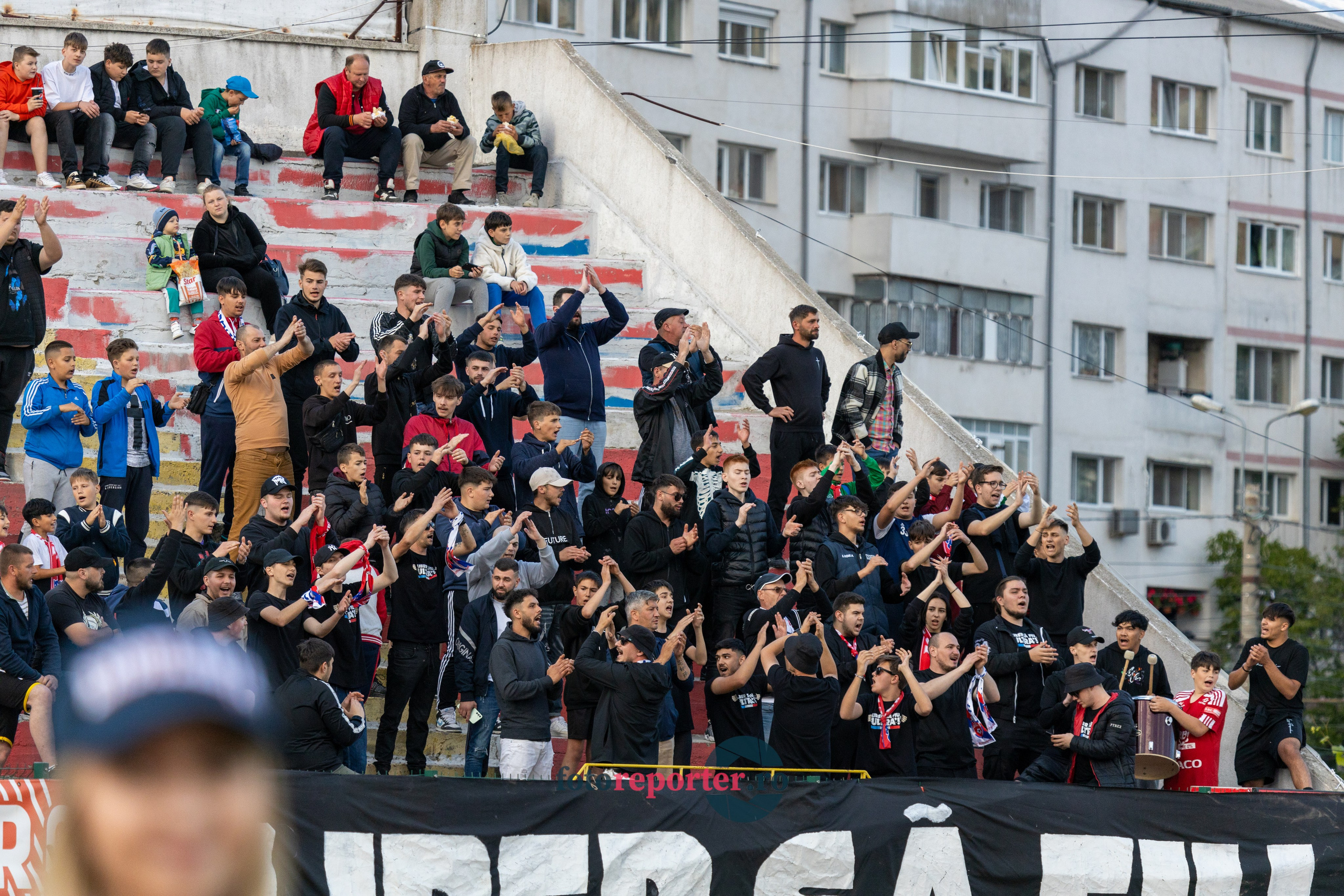 Galerie Foto: FC Botoșani vs. CS Mioveni - Pe 17 mai 2024, am fost martorii unei partide incredibile între FC Botoșani și CS Mioveni, în prima manșă a barajului pentru evitarea retrogradării. În fața unui stadion plin de emoție și speranță, echipa noastră a obținut o victorie importantă, cu un gol marcat de Aldair în minutul 93. 💪 *FC Botoșani 1-0 CS Mioveni*⚽️ Urmăriți momentele cheie ale meciului și bucuria suporterilor în această galerie foto! Pregătiți-vă pentru meciul de retur de pe 24 mai, când vom lupta din nou pentru a rămâne în prima ligă.#FCBotoșani #CSMioveni #BarajRetrogradare #ForzaBotoșani 