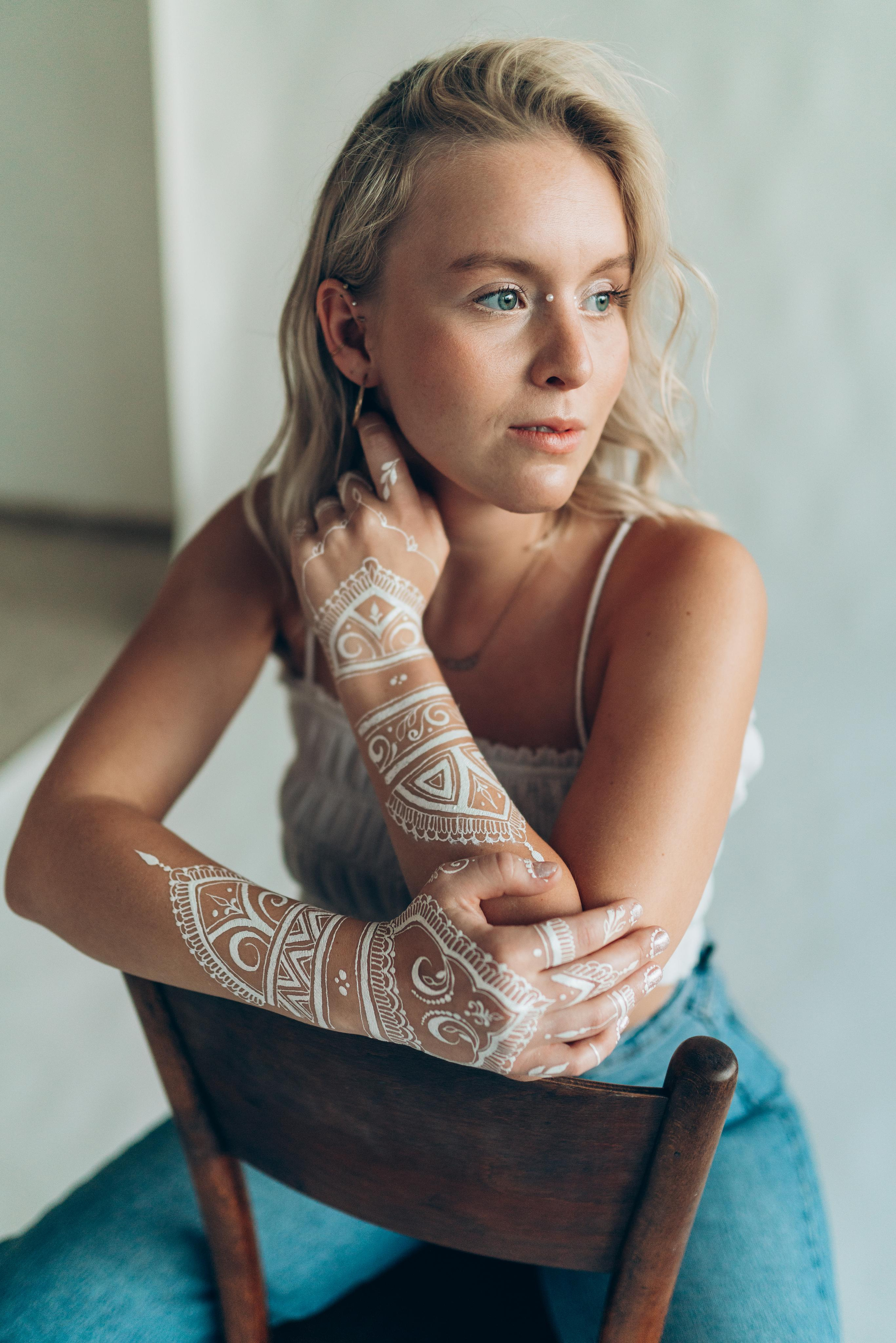 Clara — white bodyart. Fotografie und Henna Kunst in Köln — Sylvette Loda
