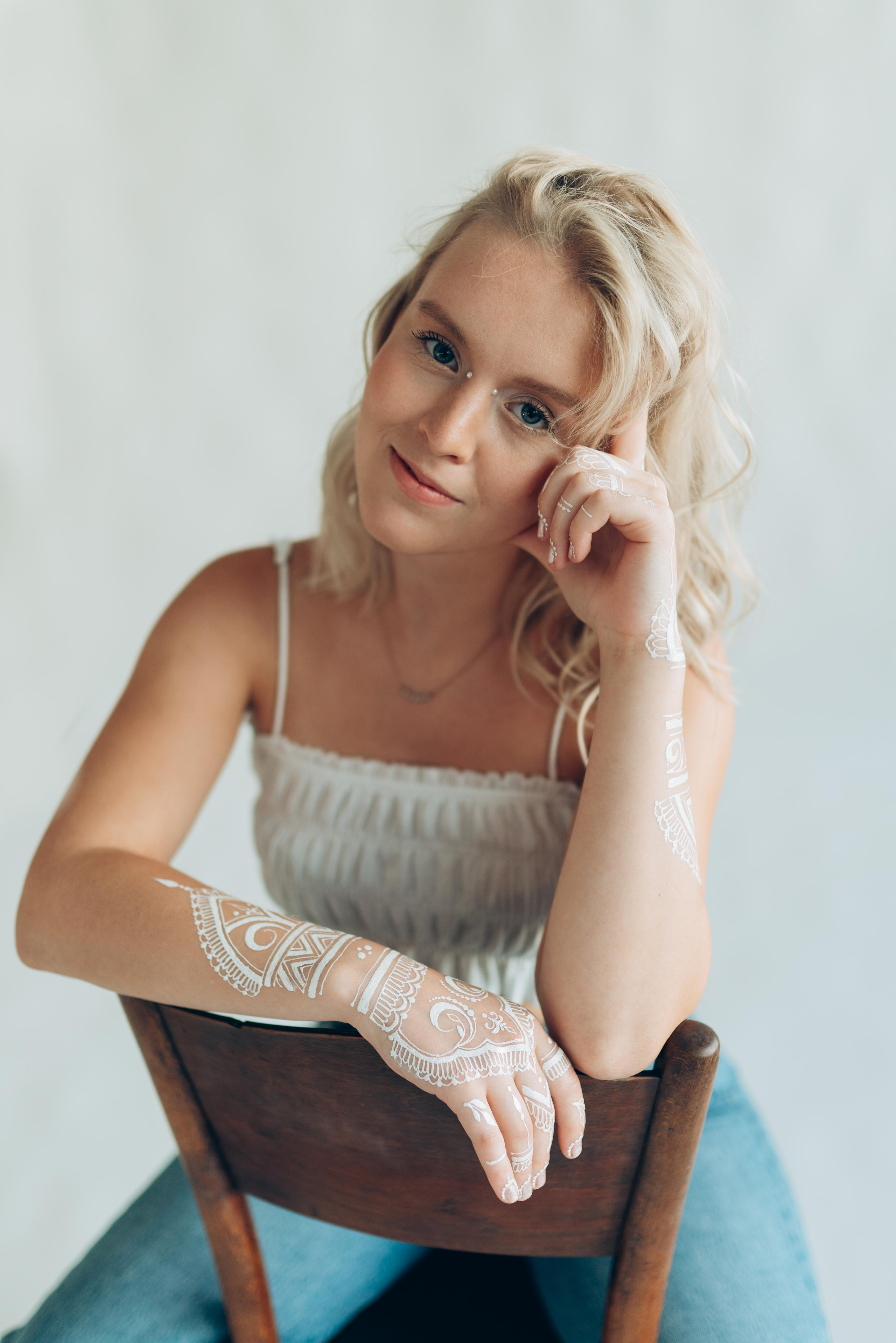 Clara — white bodyart. Fotografie und Henna Kunst in Köln — Sylvette Loda