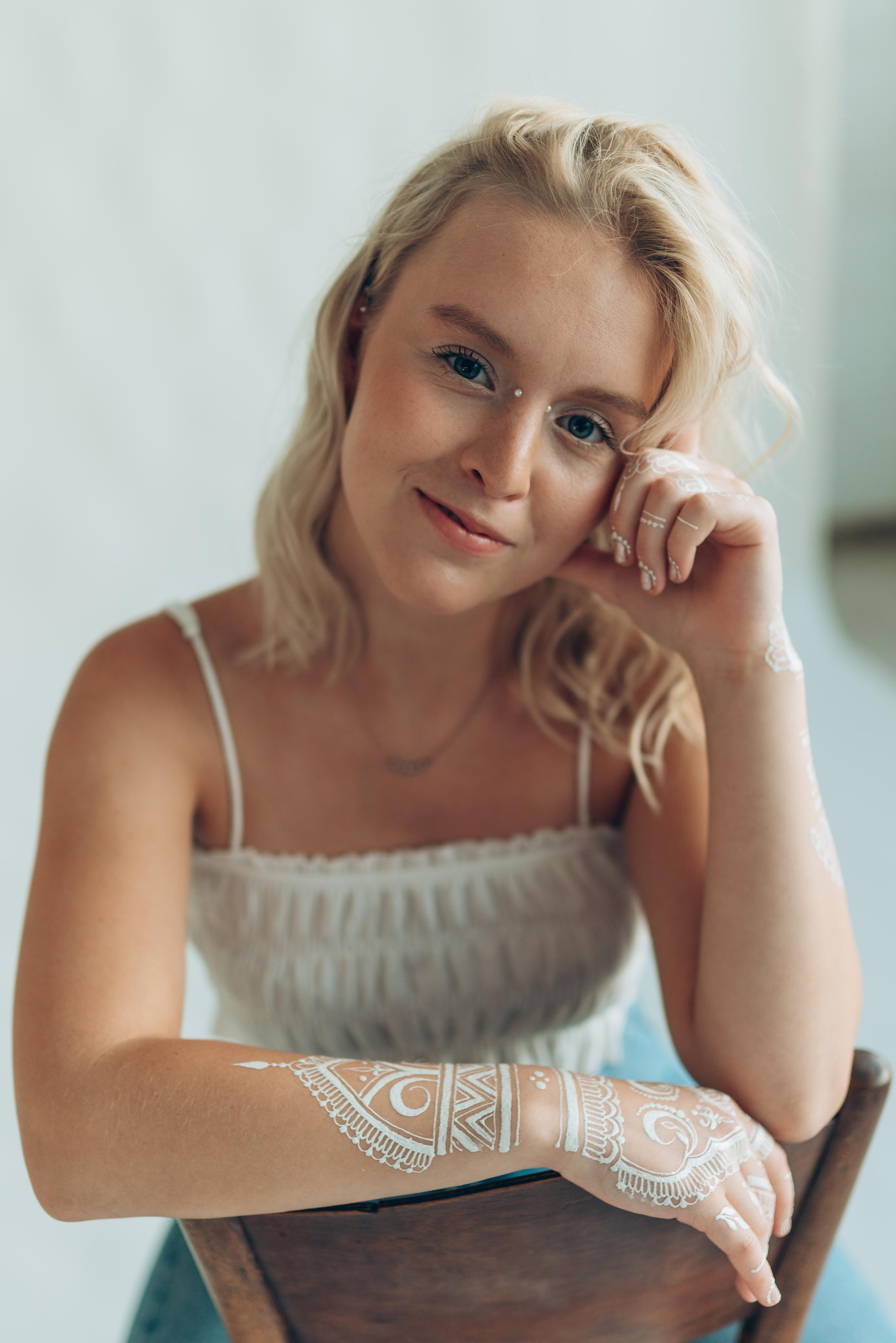 Clara — white bodyart. Fotografie und Henna Kunst in Köln — Sylvette Loda