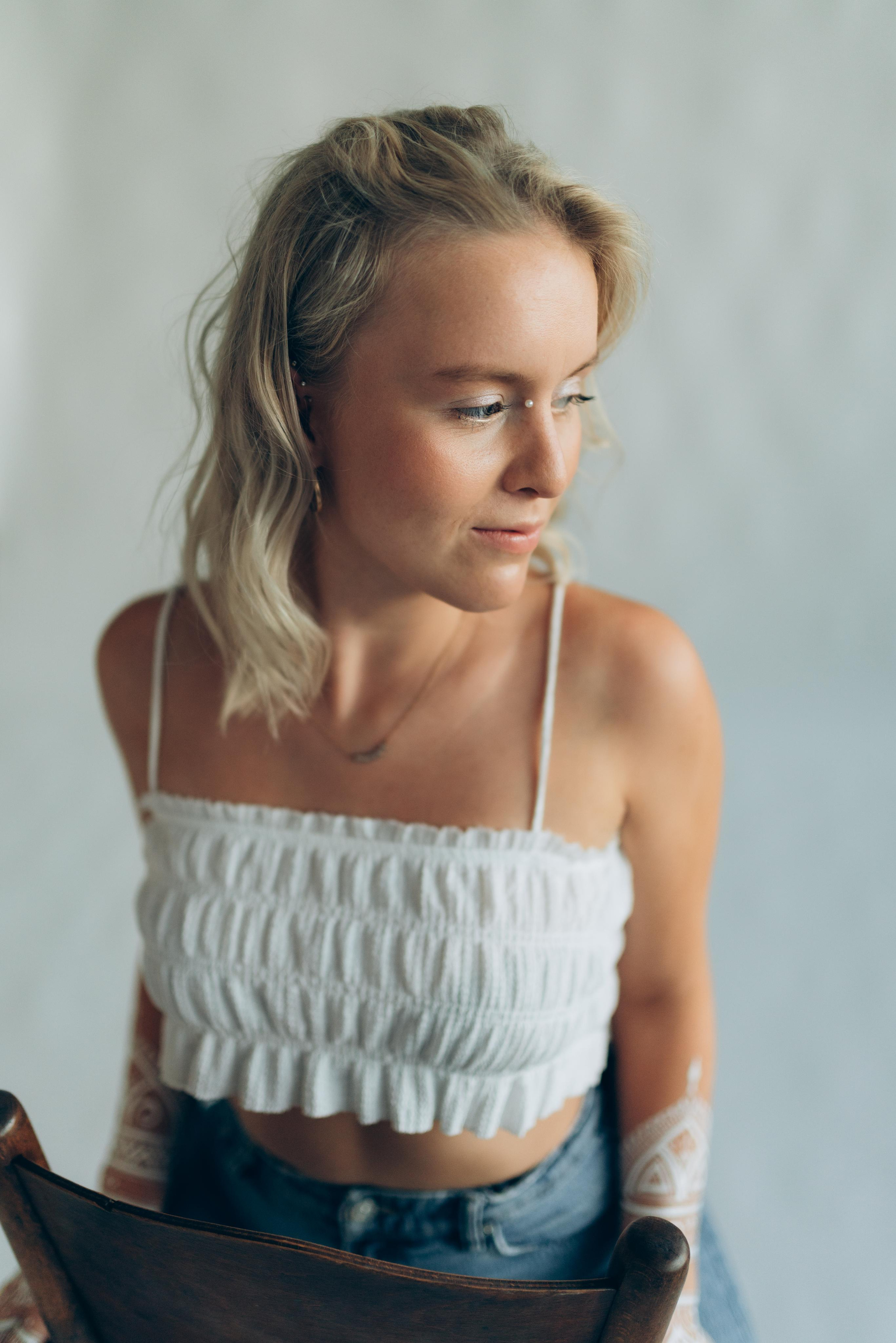 Clara — white bodyart. Fotografie und Henna Kunst in Köln — Sylvette Loda