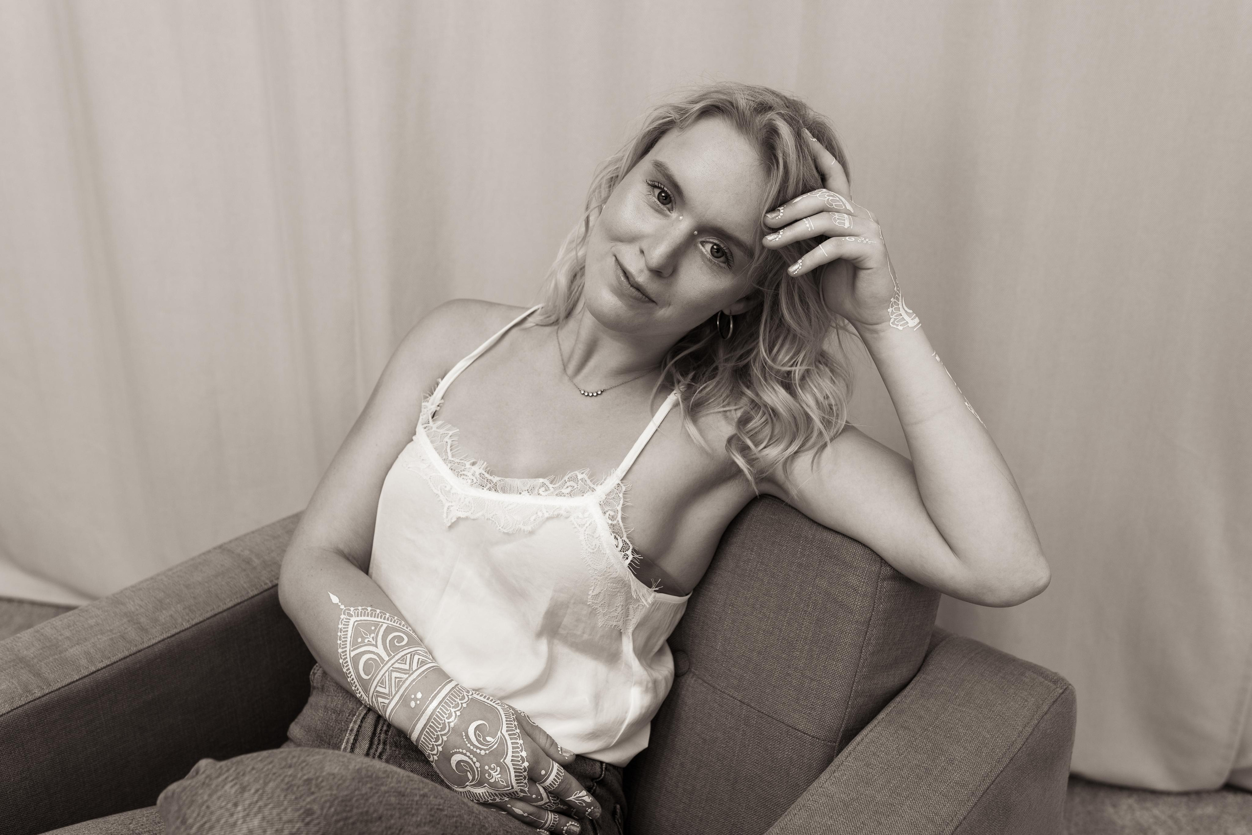 Clara — white bodyart. Fotografie und Henna Kunst in Köln — Sylvette Loda