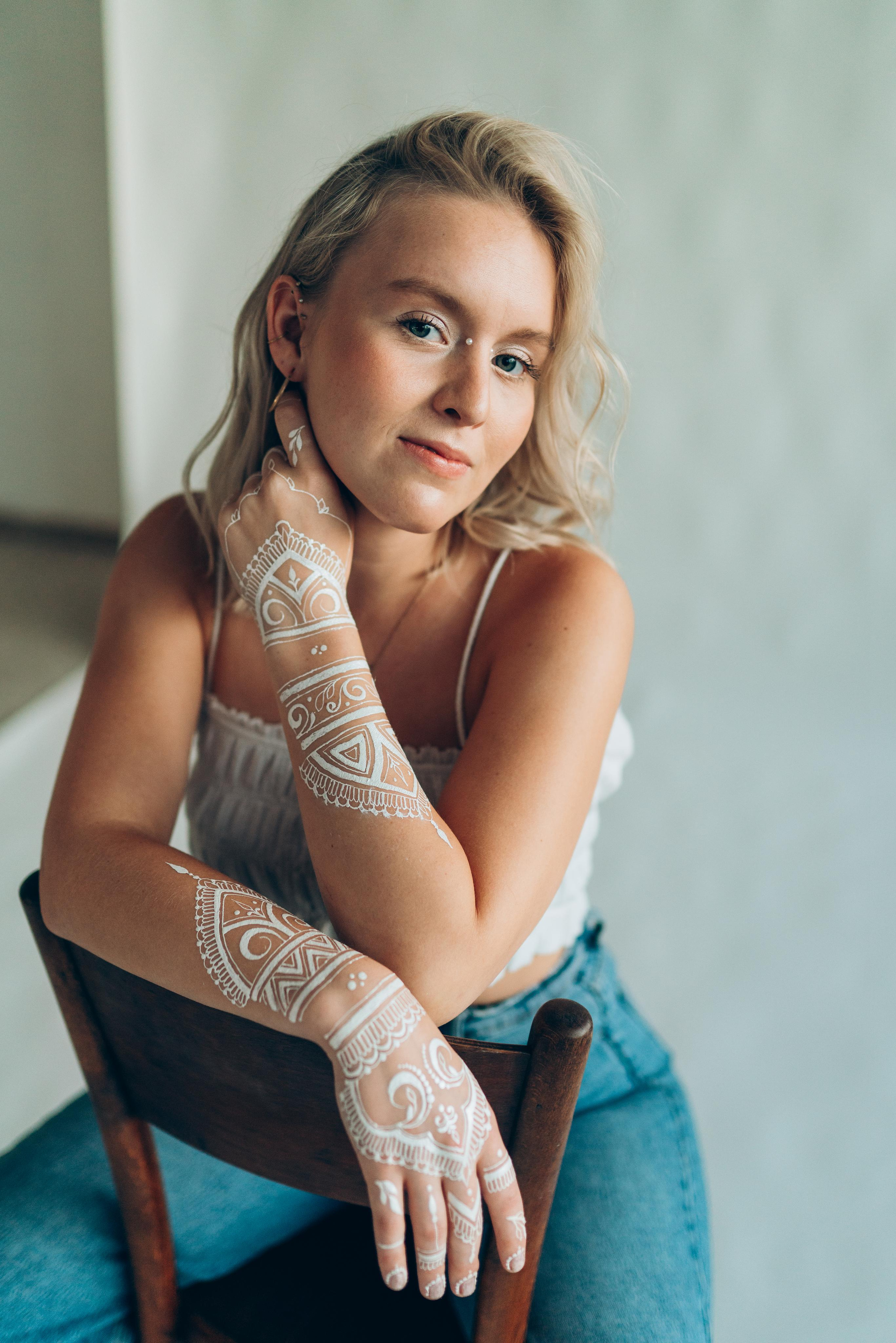 Clara — white bodyart. Fotografie und Henna Kunst in Köln — Sylvette Loda
