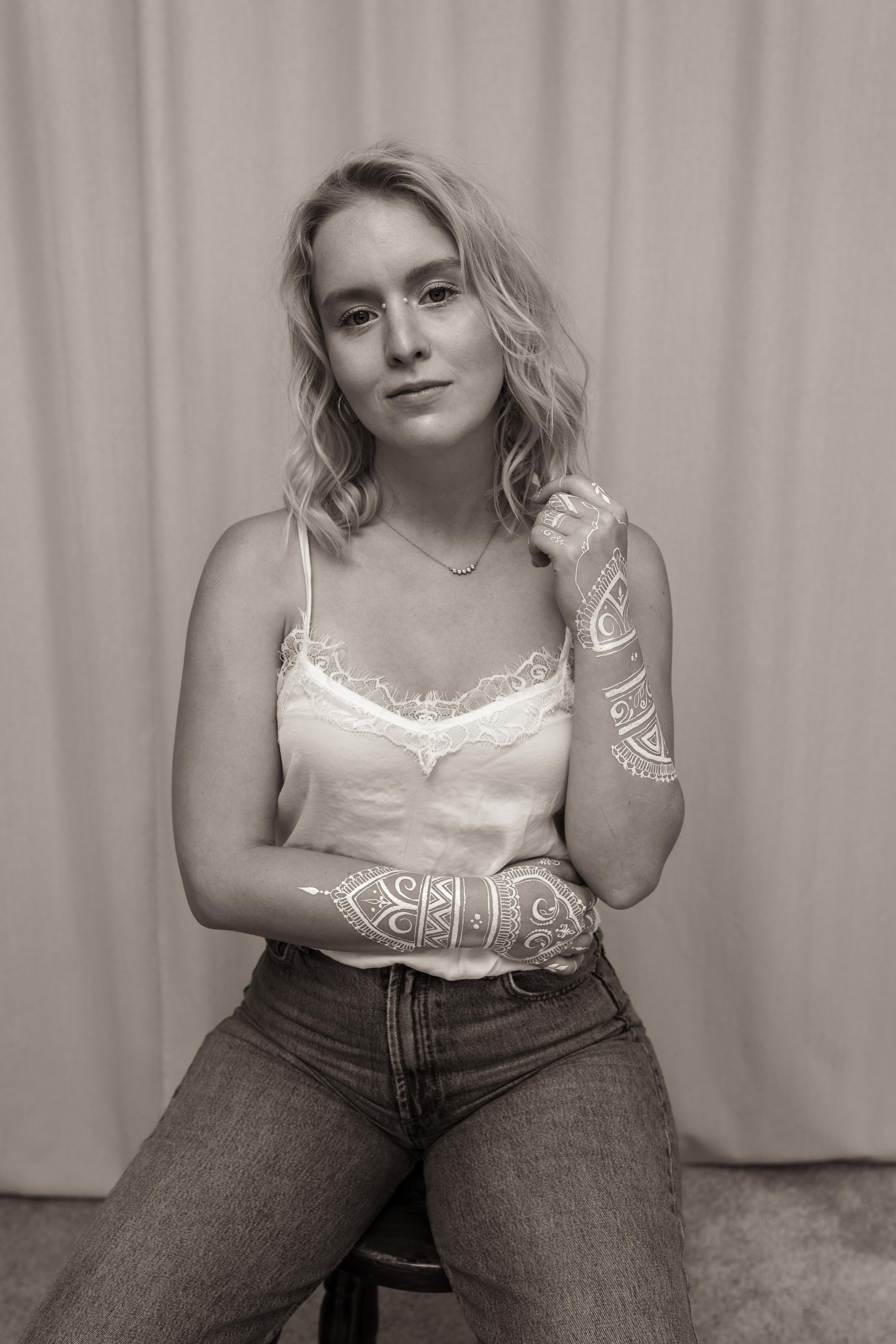 Clara — white bodyart. Fotografie und Henna Kunst in Köln — Sylvette Loda