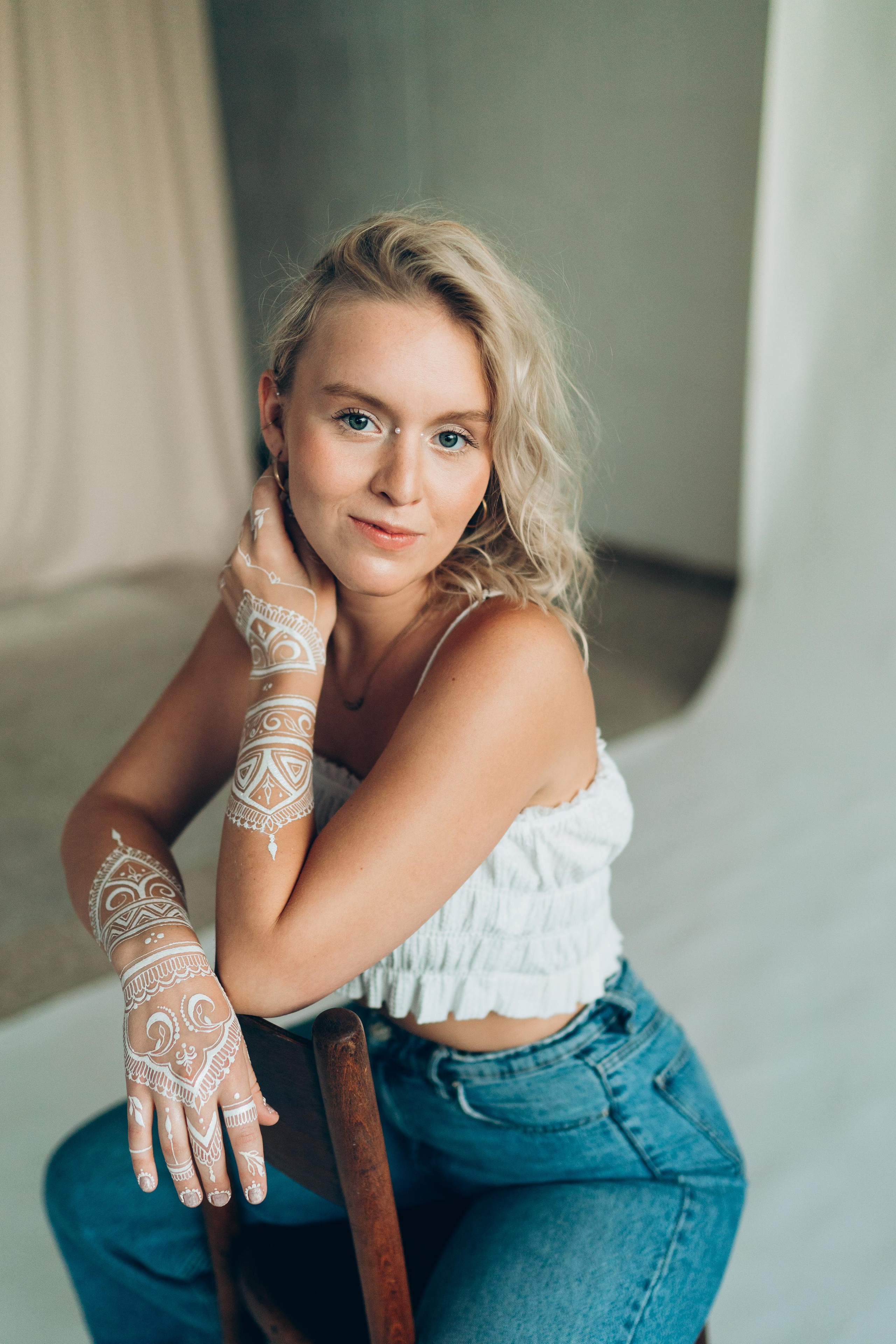 Clara — white bodyart. Fotografie und Henna Kunst in Köln — Sylvette Loda