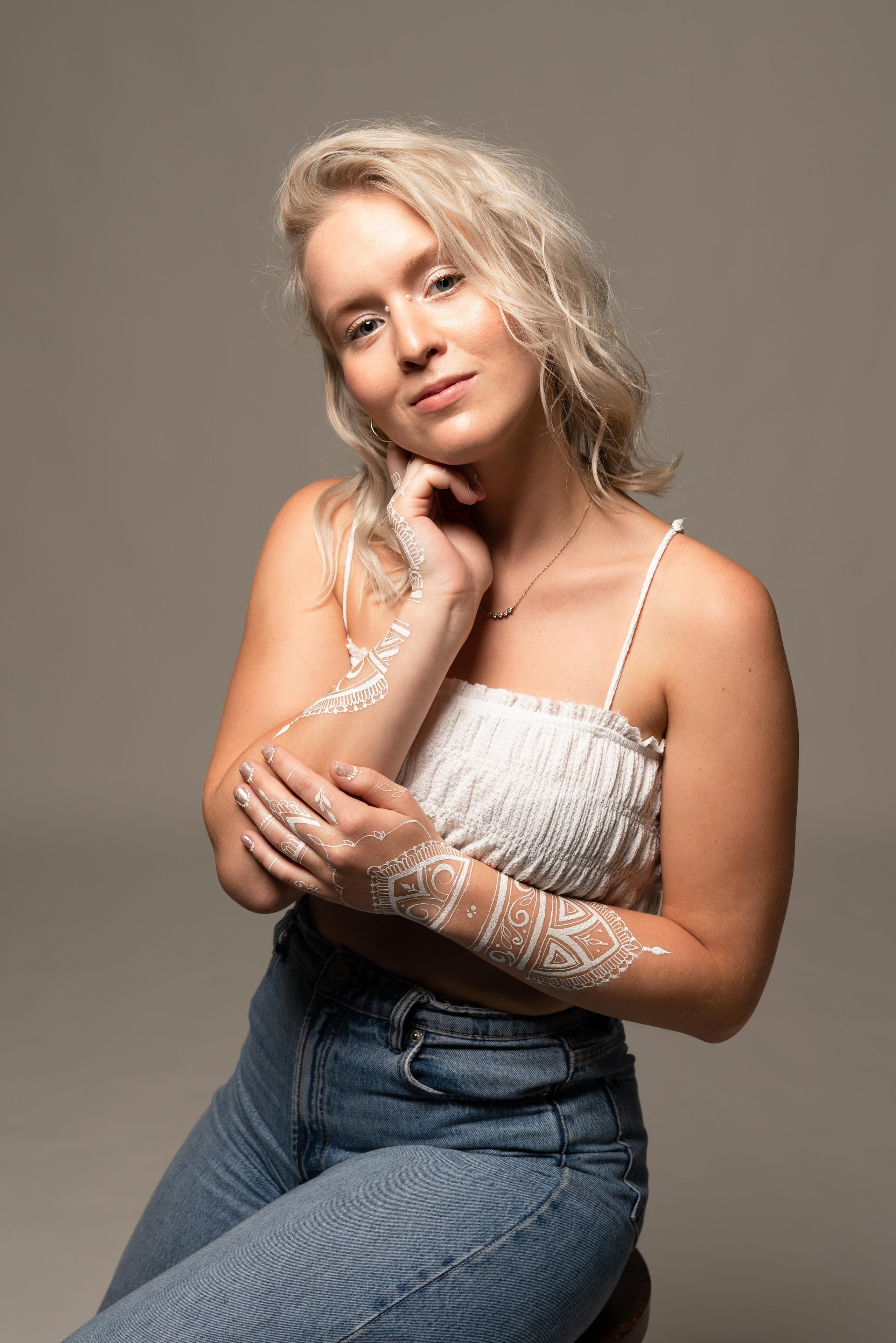 Clara — white bodyart. Fotografie und Henna Kunst in Köln — Sylvette Loda