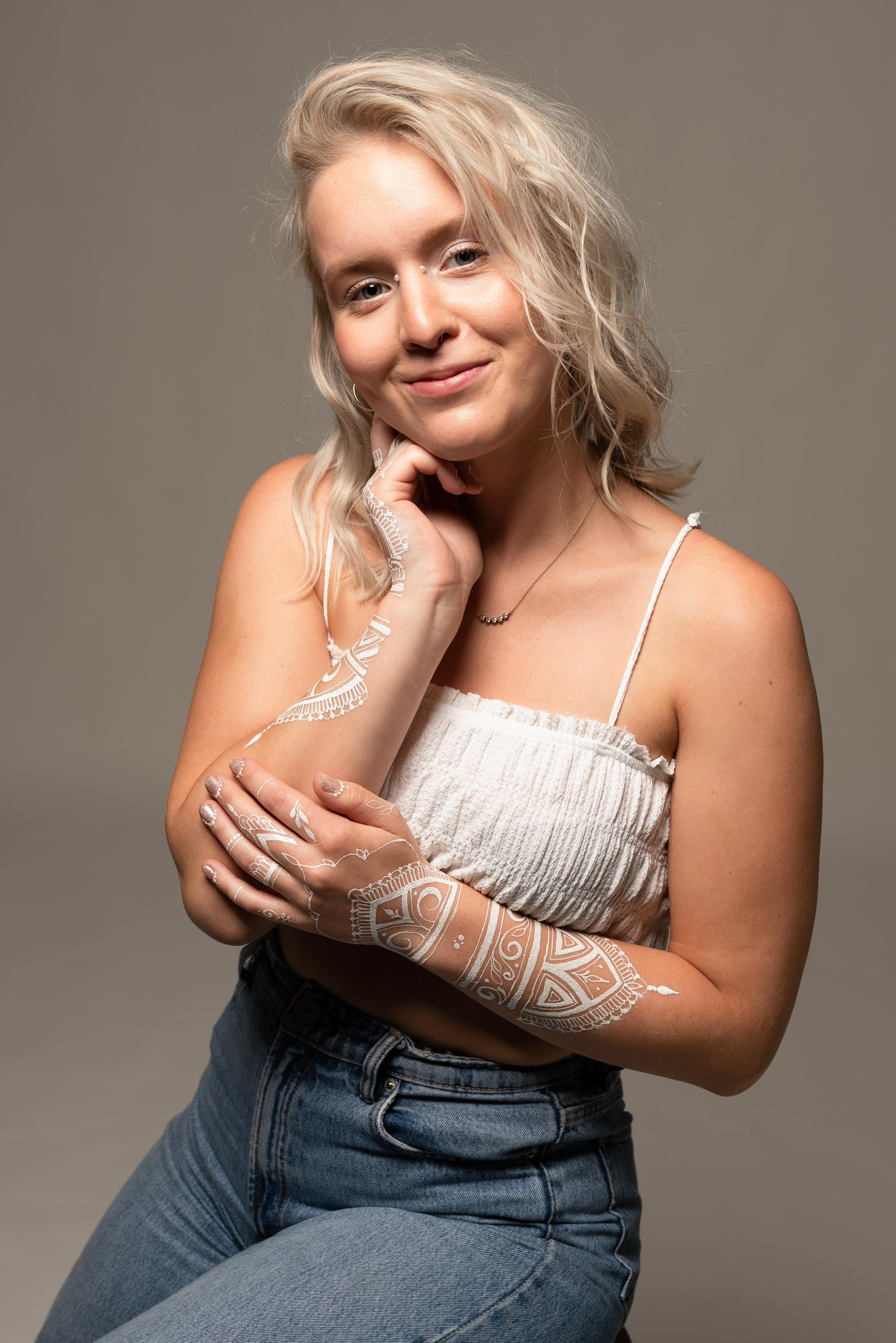 Clara — white bodyart. Fotografie und Henna Kunst in Köln — Sylvette Loda