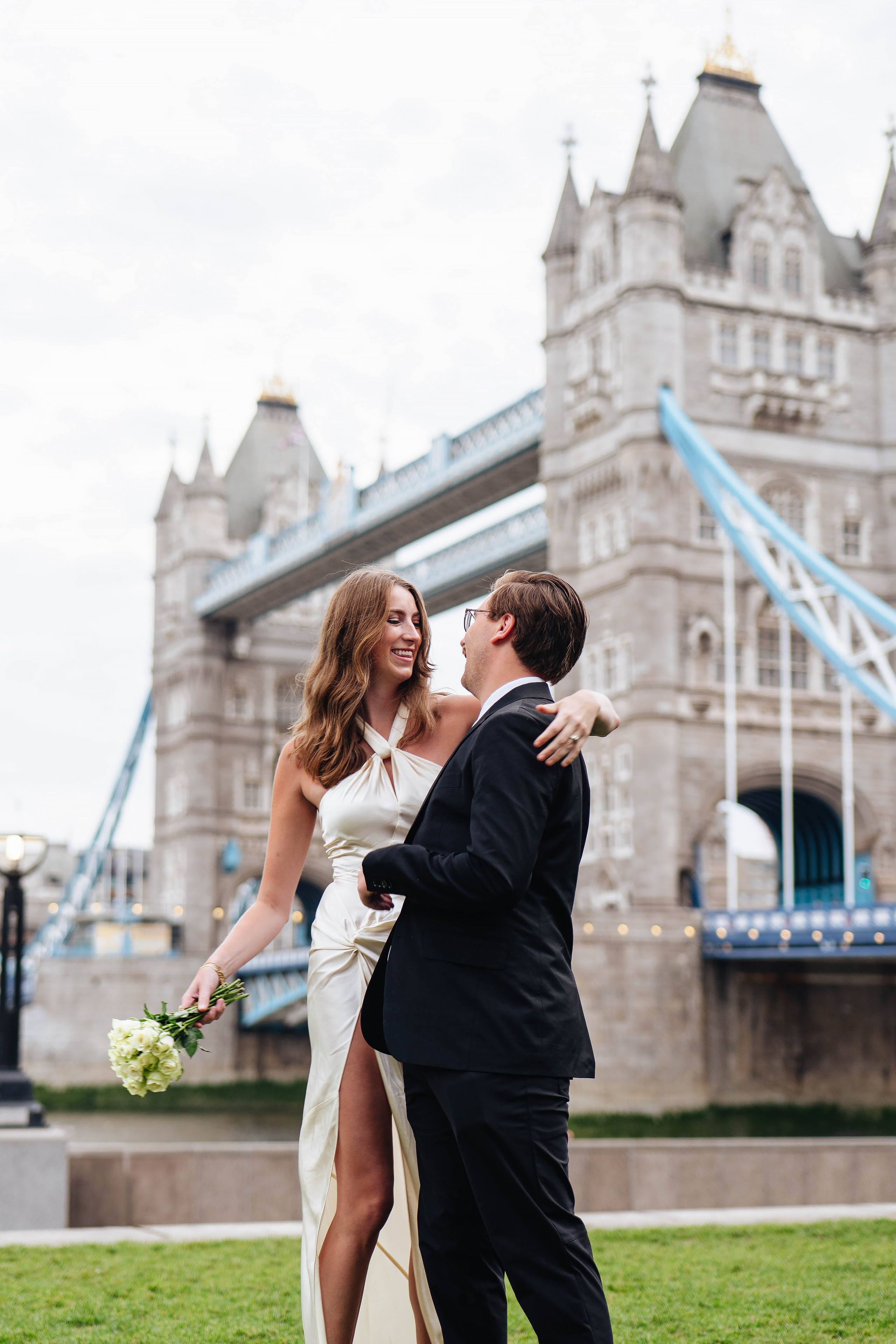 Love near Tower. Wedding and family photographer in London