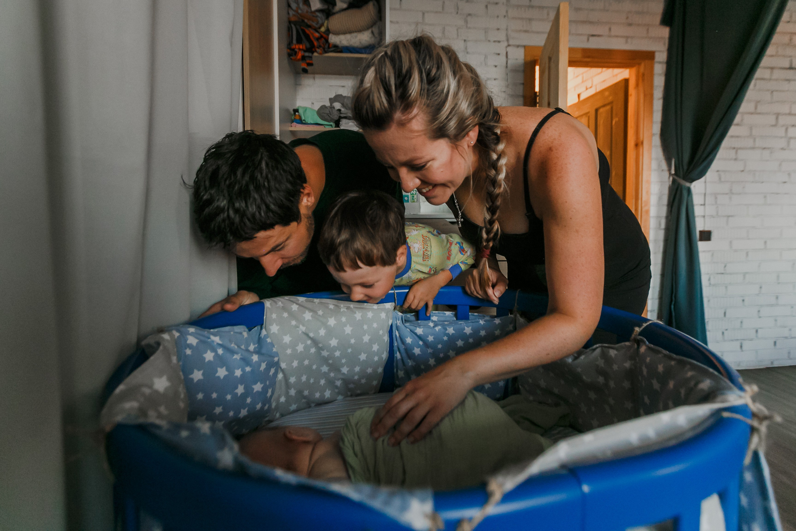 Fotos de una familia numerosa temprano en la mañana. Fotógrafo de retrato, familia y reportajes en Valencia | España | Europa Vitalii Lumier