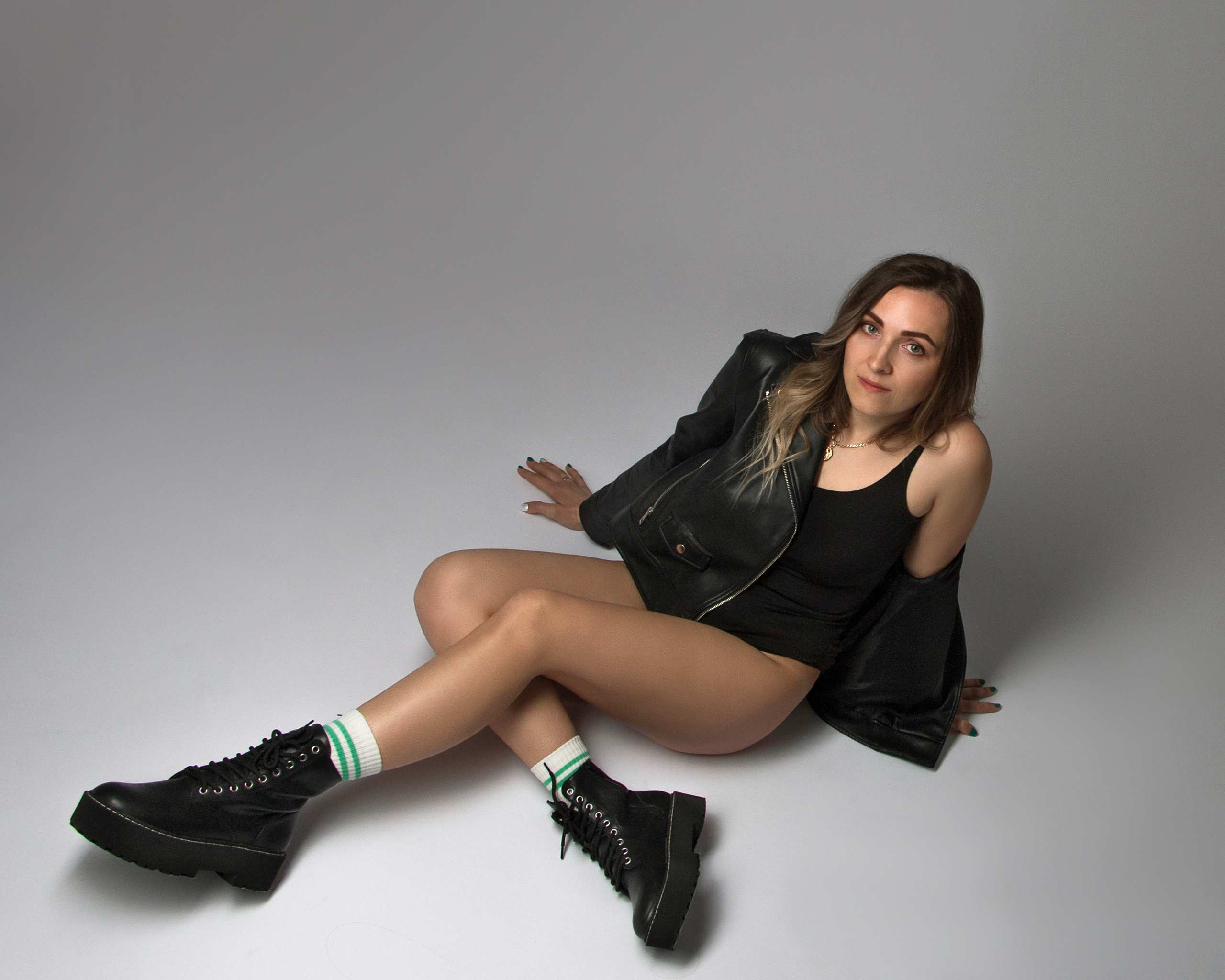 Stilvolle Nahaufnahme einer Frau in Lederjacke mit zartem Ausdruck