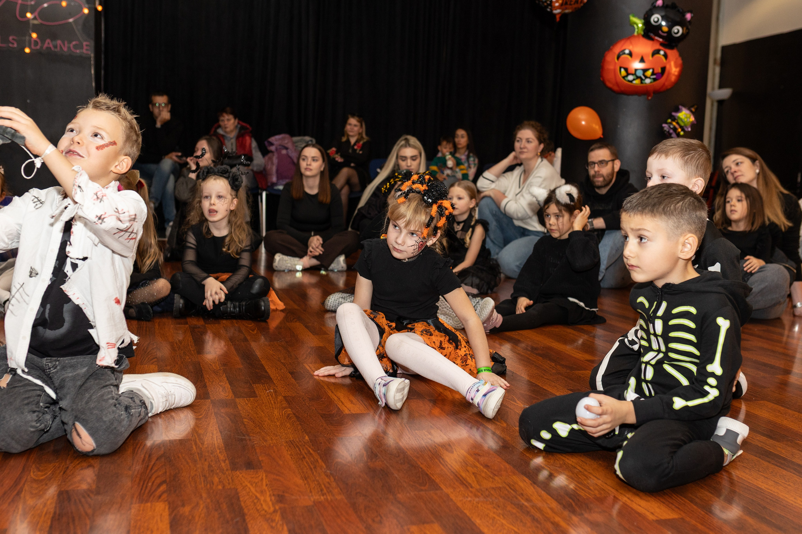 Leo dance studio Helloween 2025. Семейный и детский фотограф в Варшаве Мила Бобровская