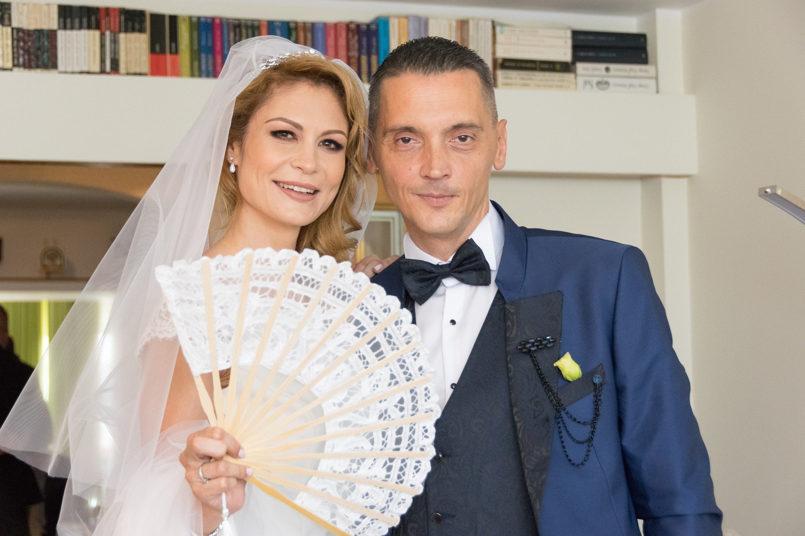 Fotografii de la nunta acasa, fotograf de nunta bucuresti, fotografii nunta la socri, pozing mireasa, obiceiuri, fotografie profesionala nunta, poze fashion, acasa la miri, pregatiri mireasa, foto mirele si mireasa