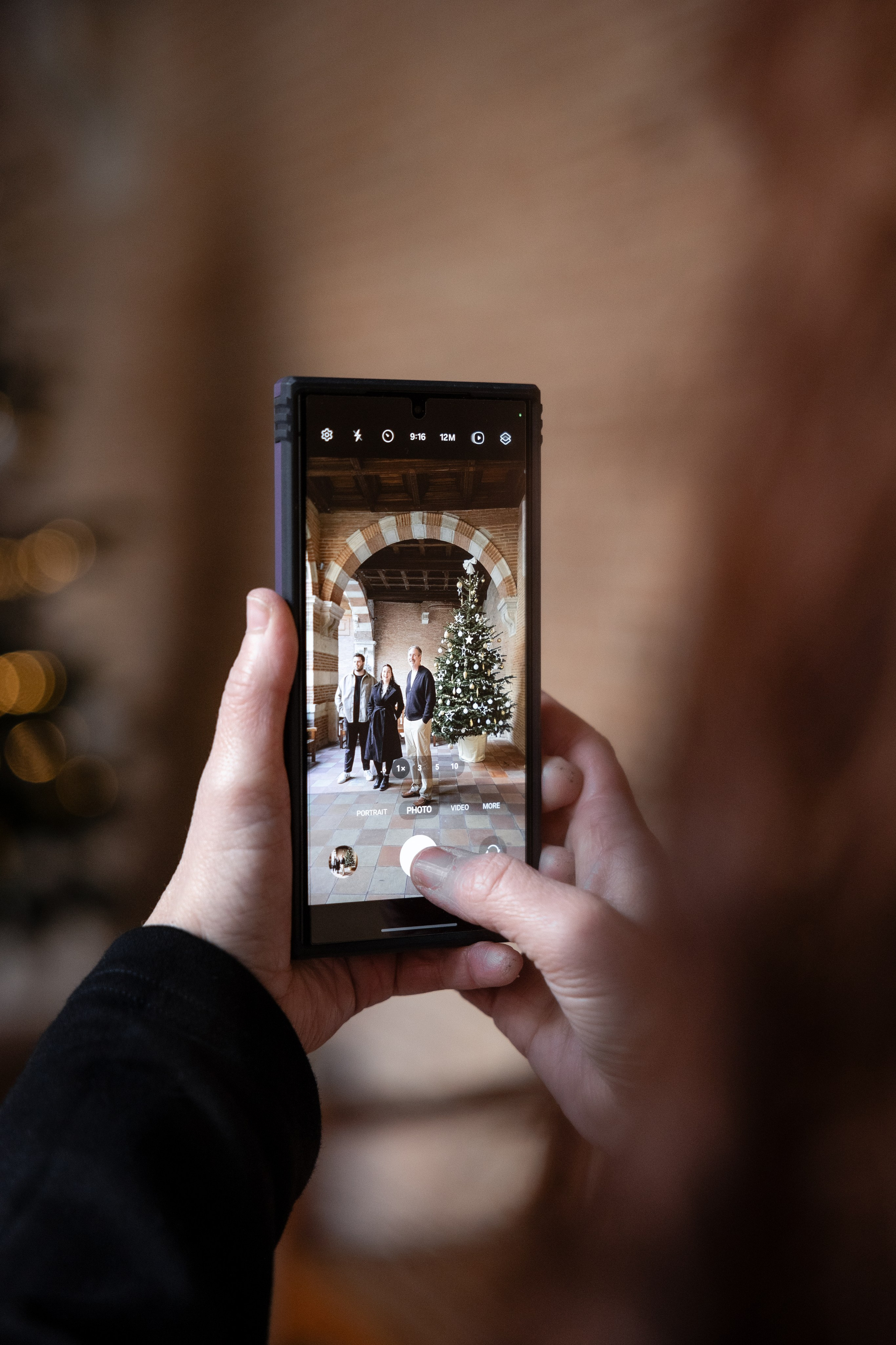 Séance photo de famille dans le centre-ville de Toulouse pour Cara’s Family. Eugénie Smirnova — Photographe à Toulouse et dans le Sud-Ouest
