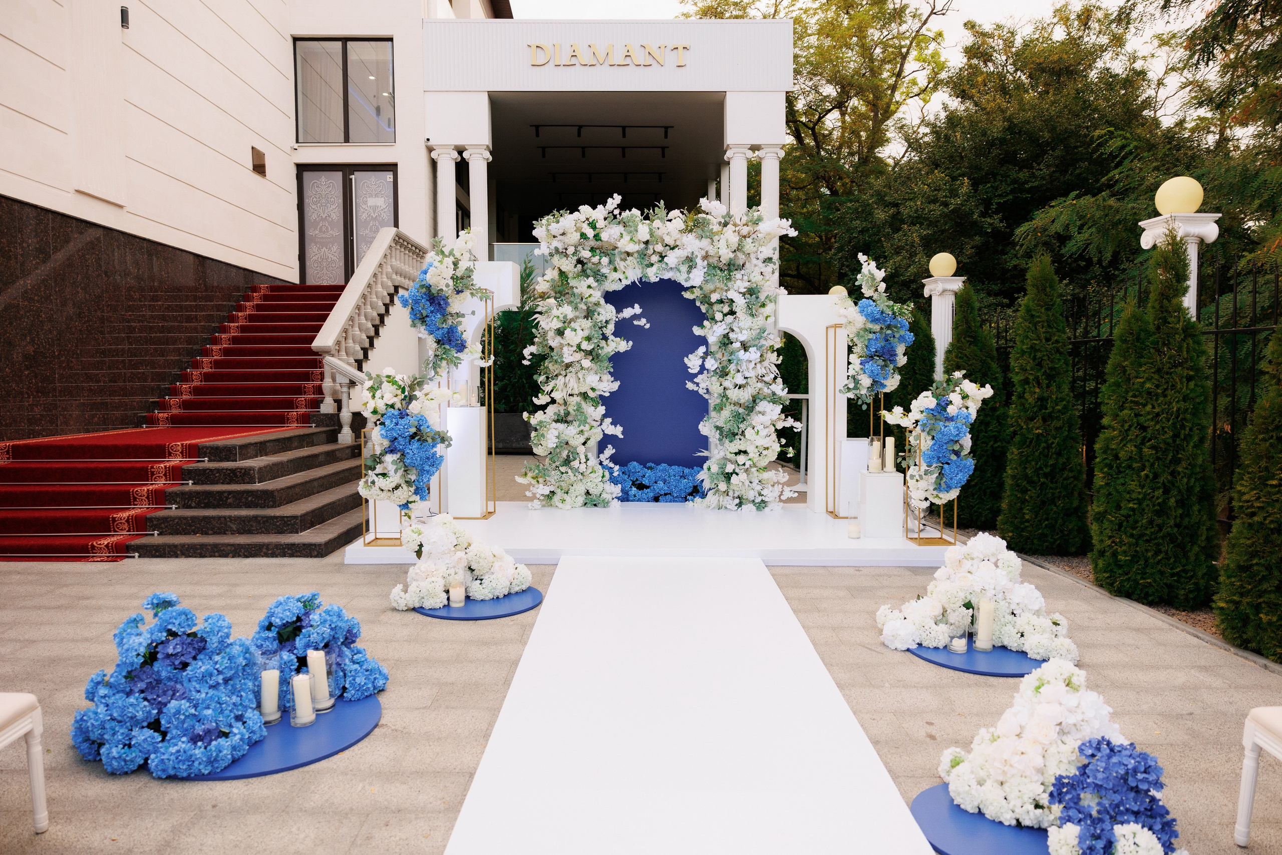 decorul de nuntă cu nuanțe albe și  albastre