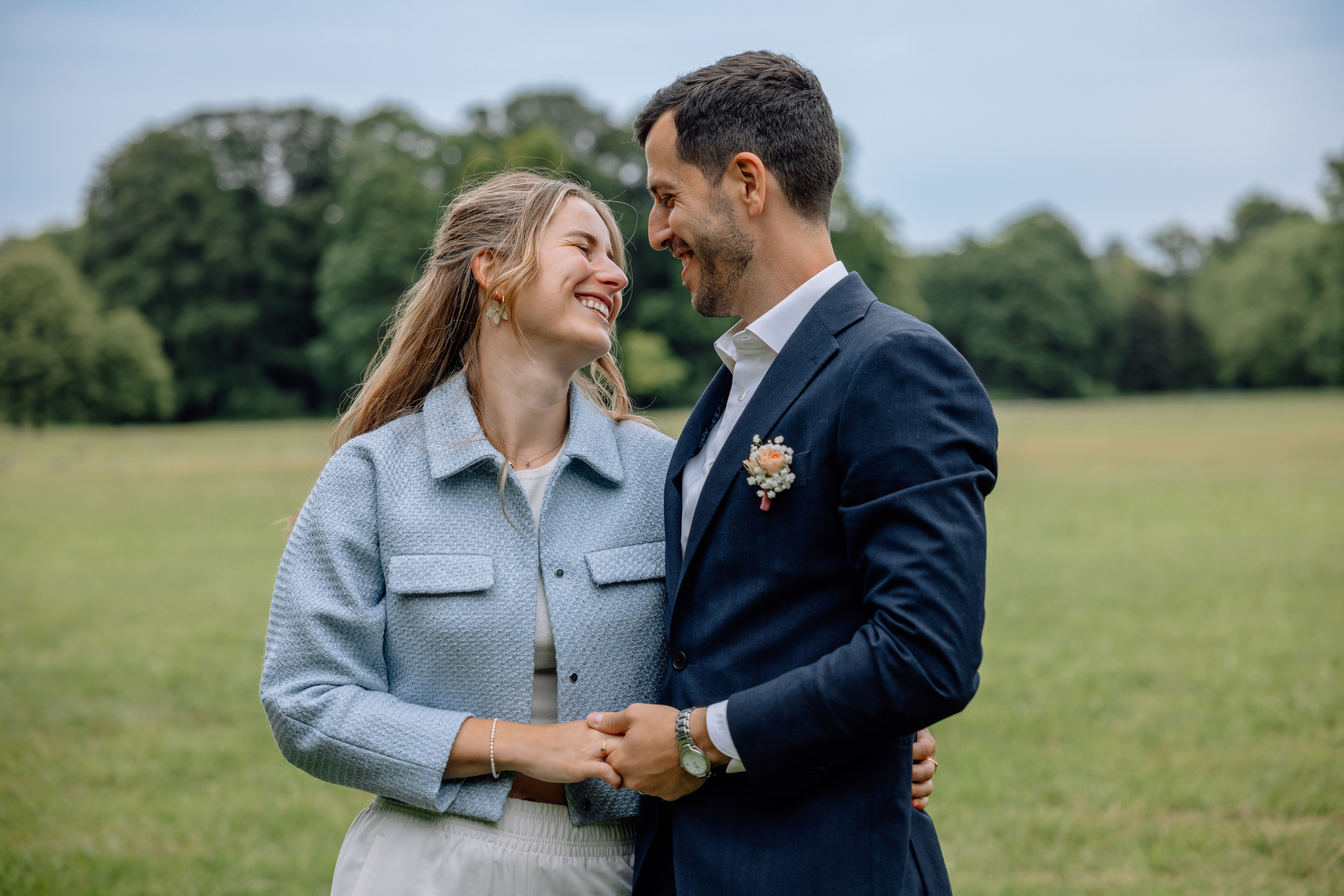 Bräutigam hält Braut im Arm – romantische Szene beim Spaziergang Mandlstraße 14