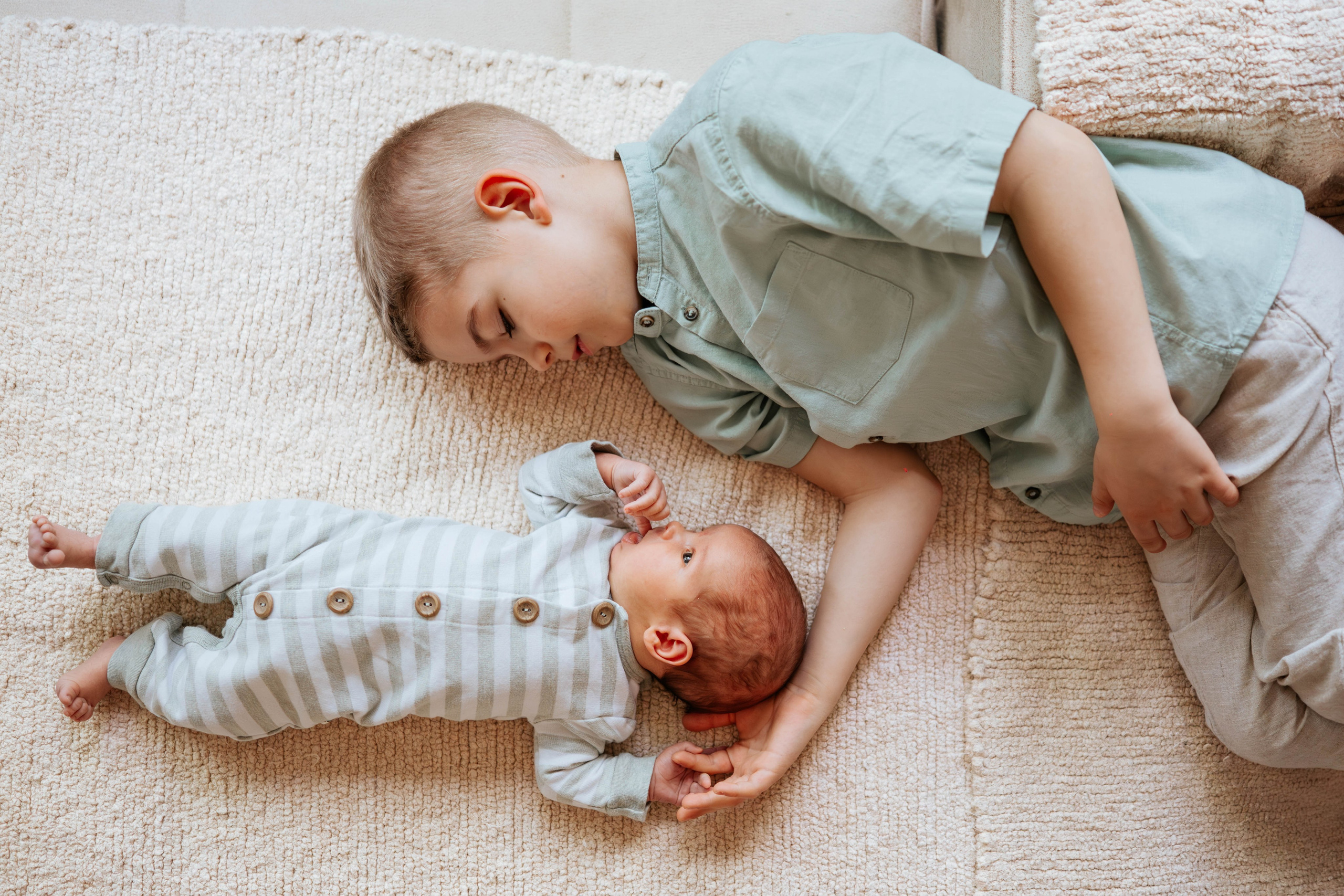 FOTOGRAFISANJE BEBA KOD KUĆE. Dečiji i porodični fotograf