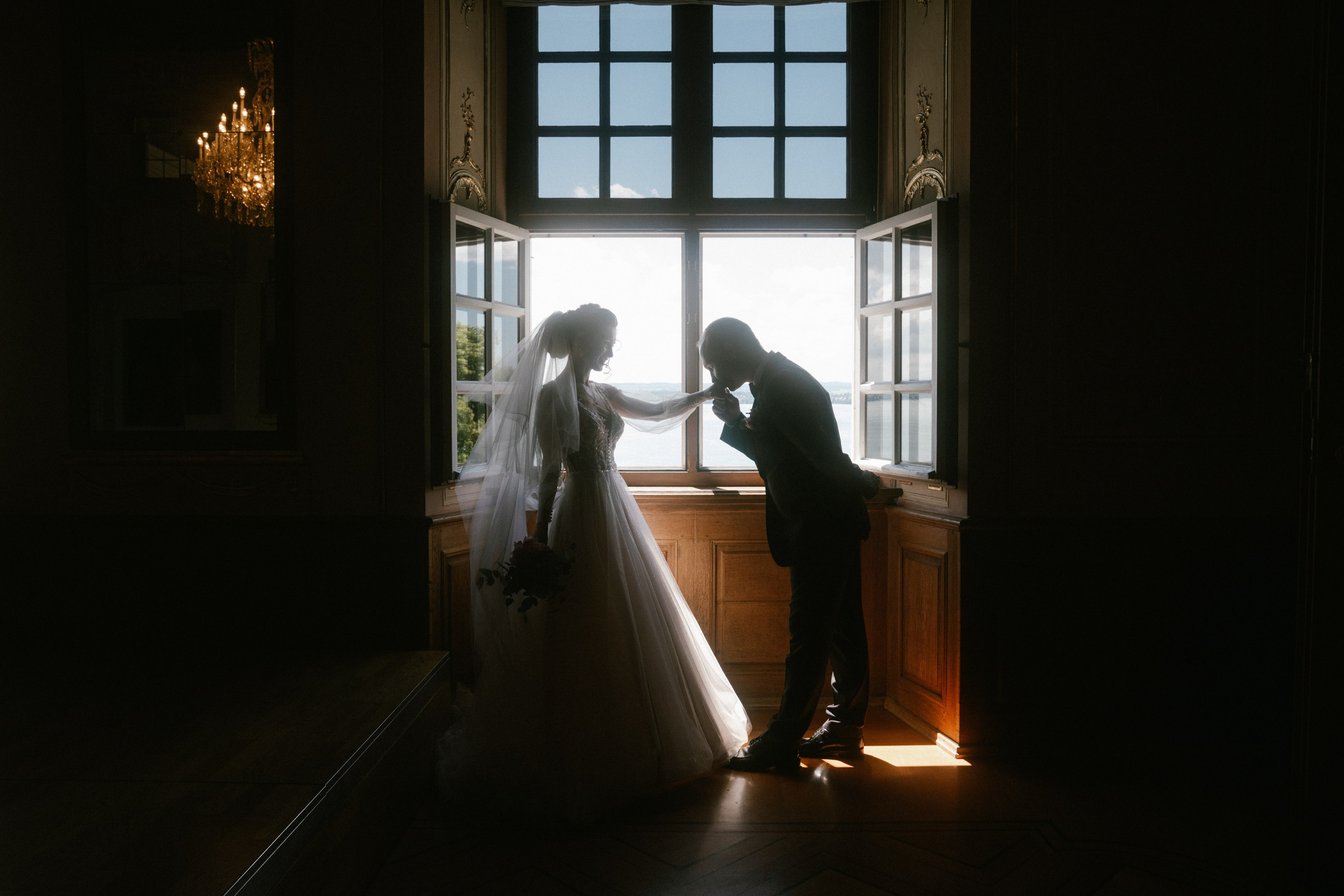 Bräutigam küsst Hand der Braut im Neuen Schloss Meersburg
