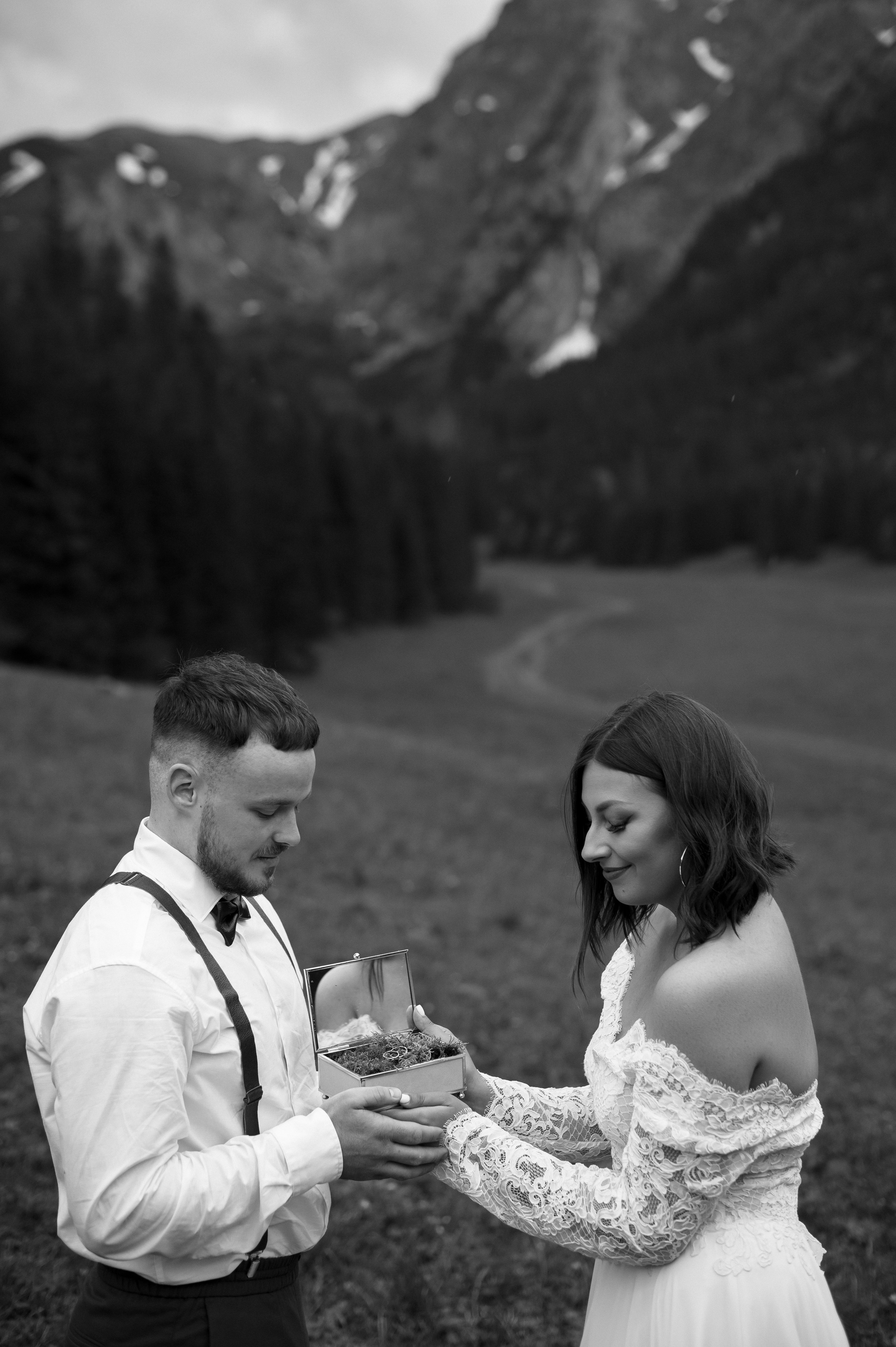 Hochzeitsfotoshooting in den Bergen | Natürliche & Romantische Hochzeitsbilder