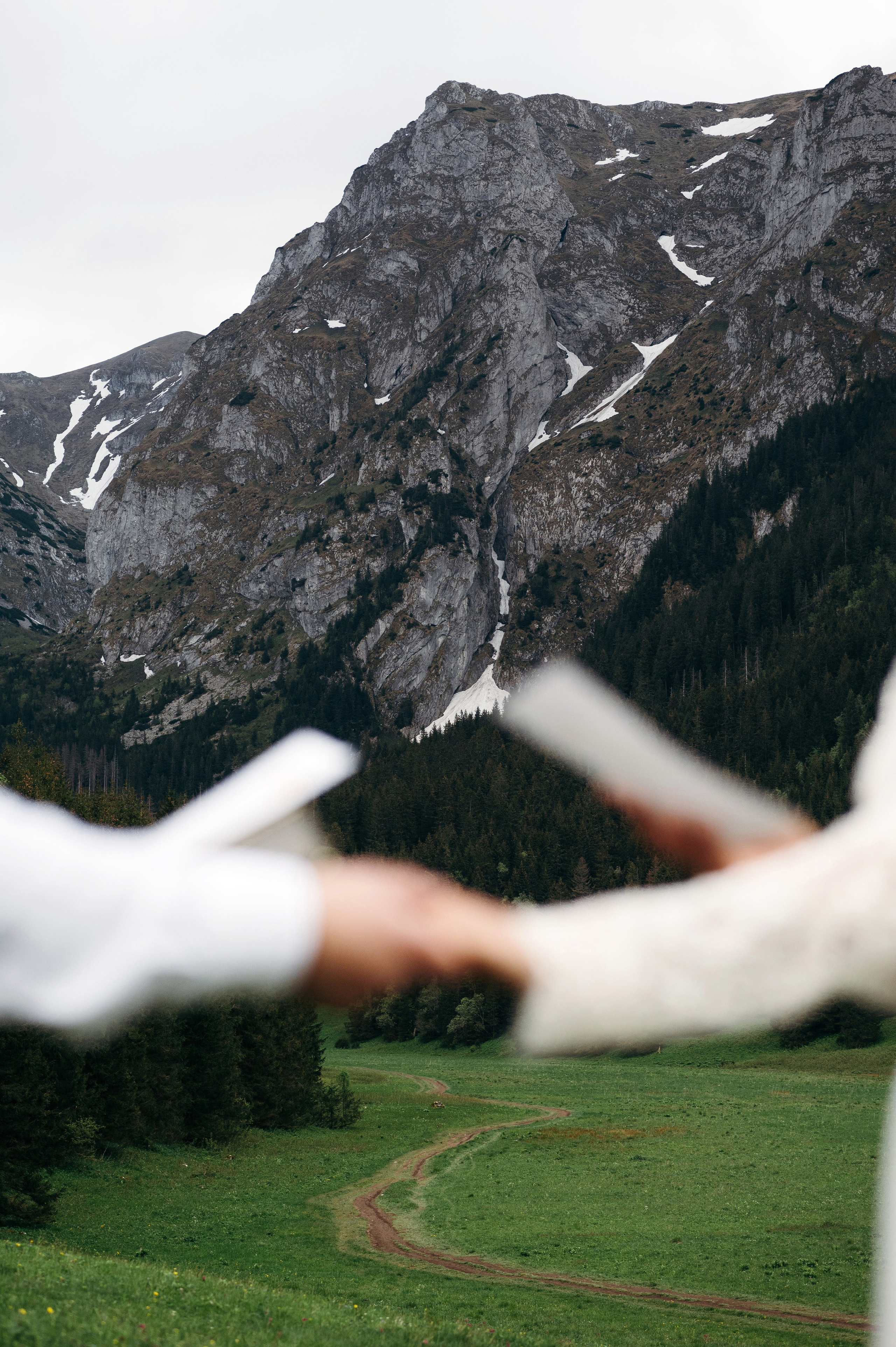Hochzeitsfotoshooting in den Bergen | Natürliche & Romantische Hochzeitsbilder