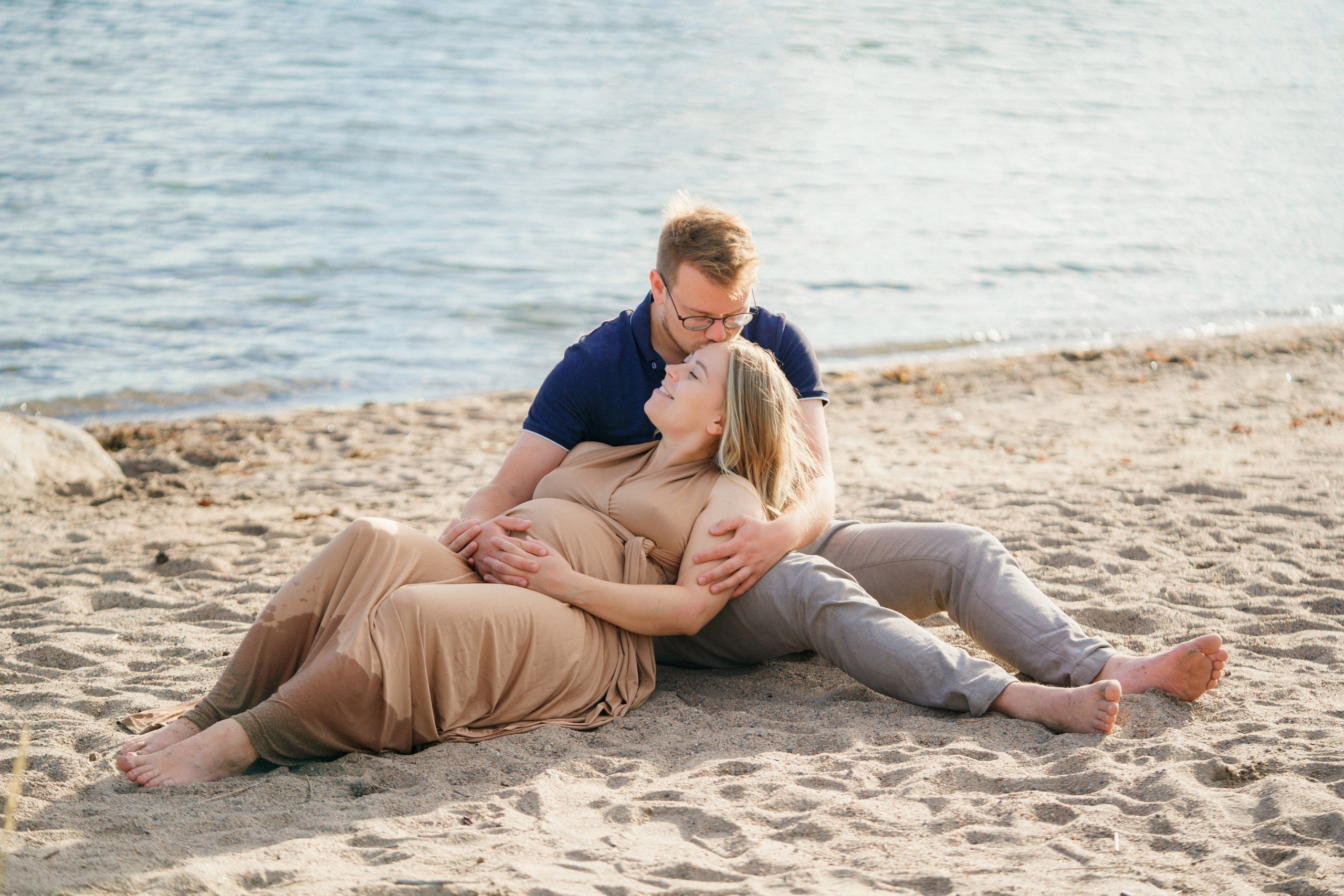 Raskauskuvaus Helsingissä merenrannalla