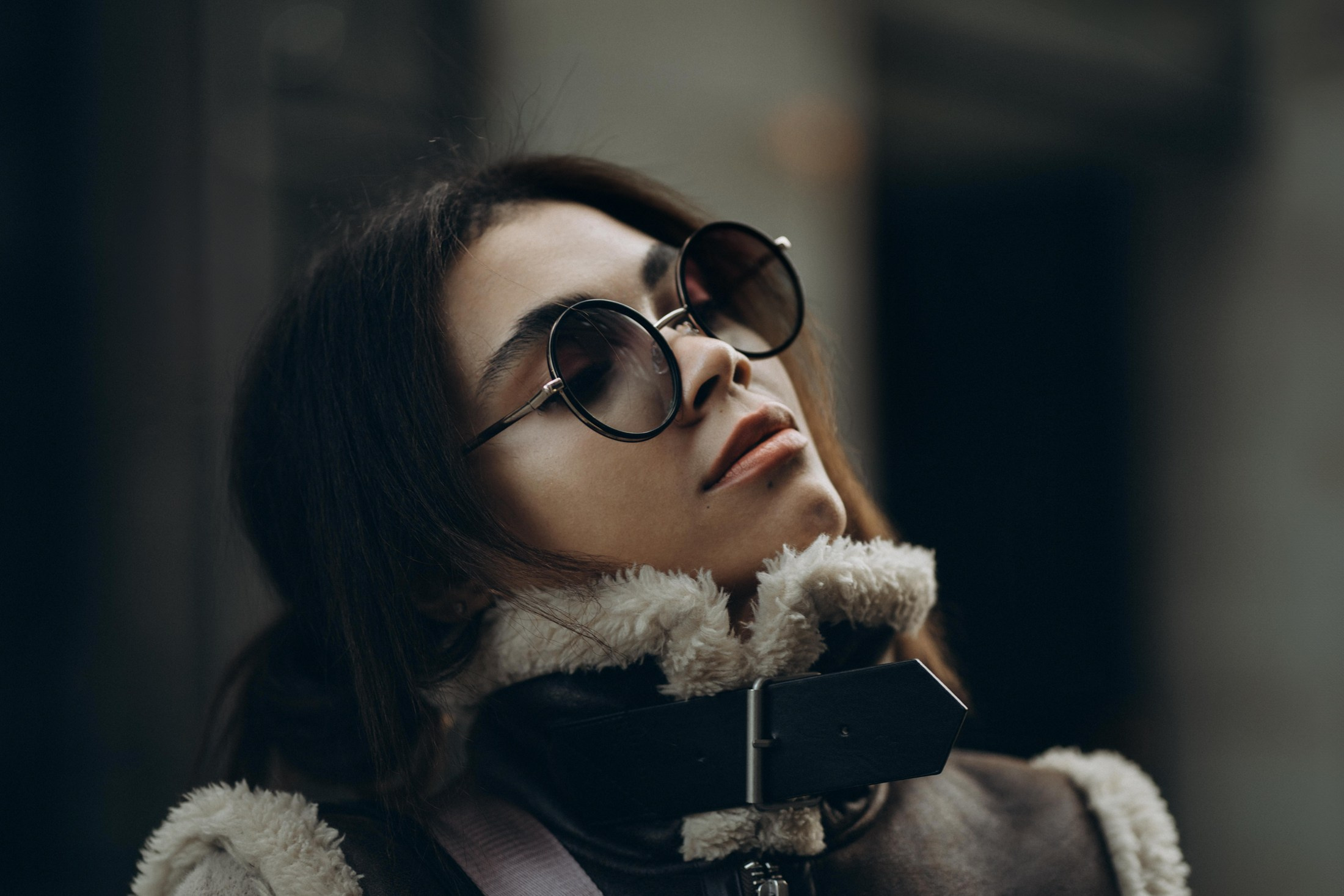 Frau lehnt sich zurück, Sonnenbrille, entspannt – Portraitfotografie Dresden