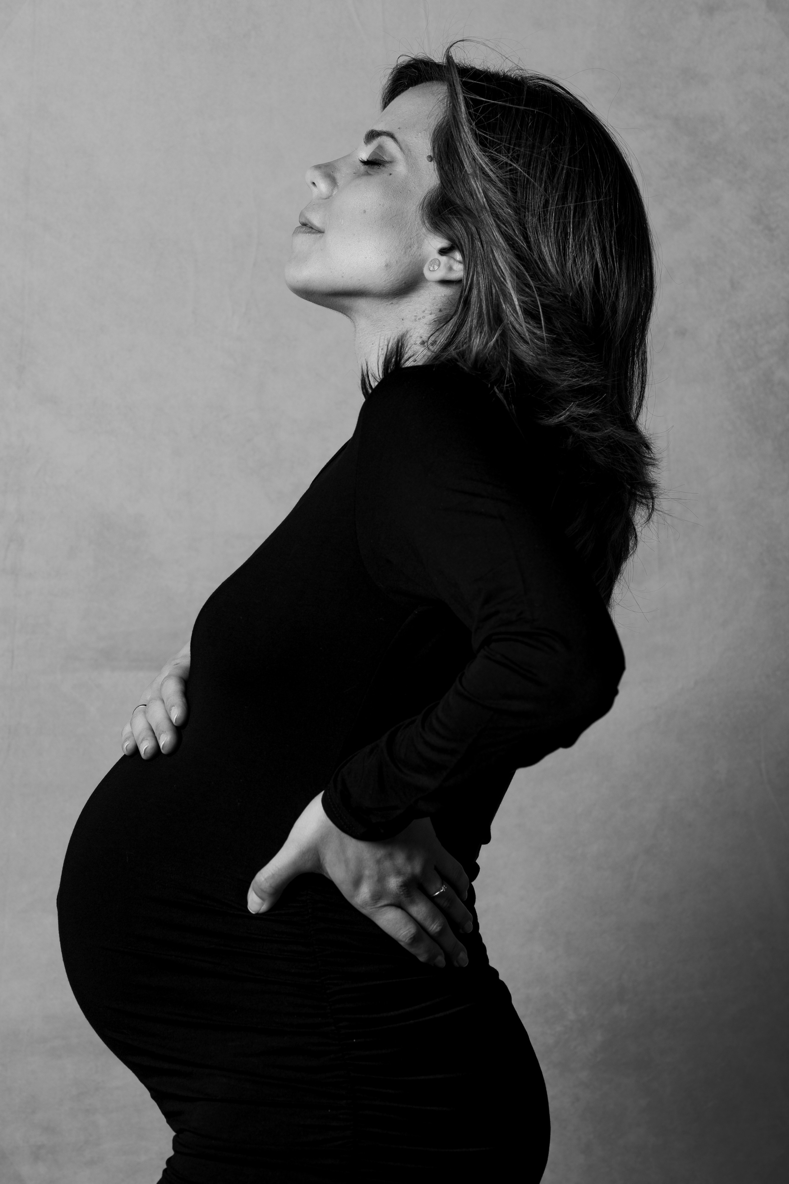 Foto de maternidad con pareja en estudio fotográfico – Rainbox, Torrejón de Ardoz