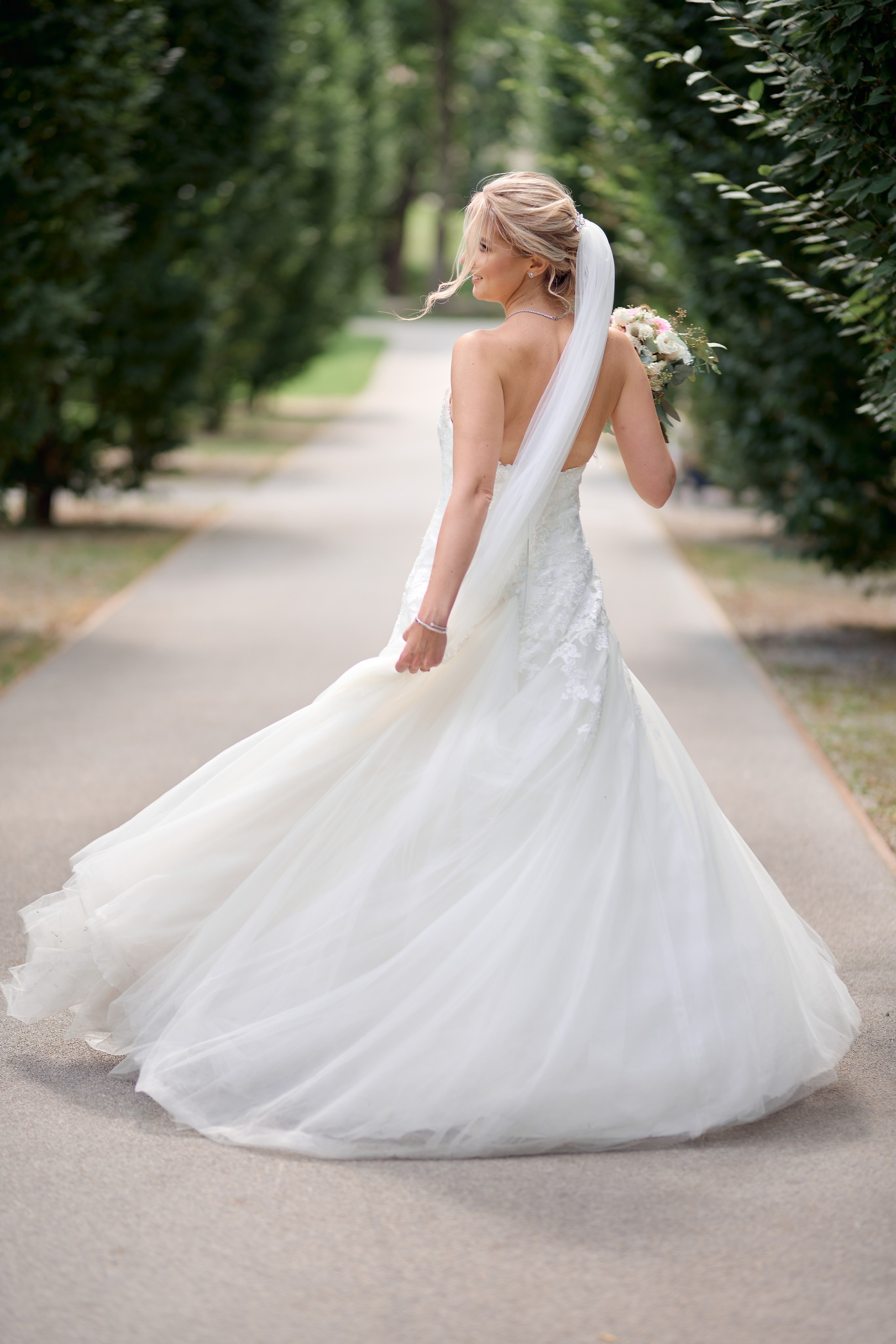 Viktoria dreht sich lachend im Brautkleid – verspielter Moment beim Hochzeitsshooting in Karlsruhe, elegant & natürlich.