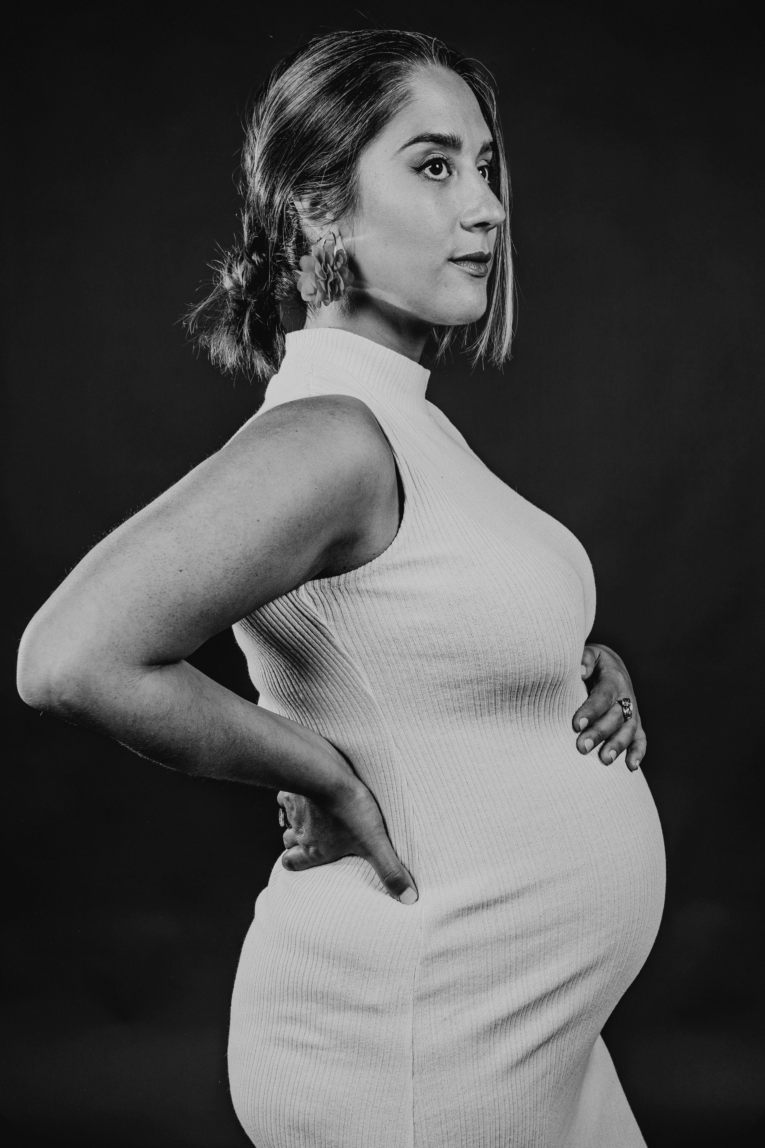 Sesión de embarazo en estudio con poses elegantes – Rainbox, Torrejón de Ardoz