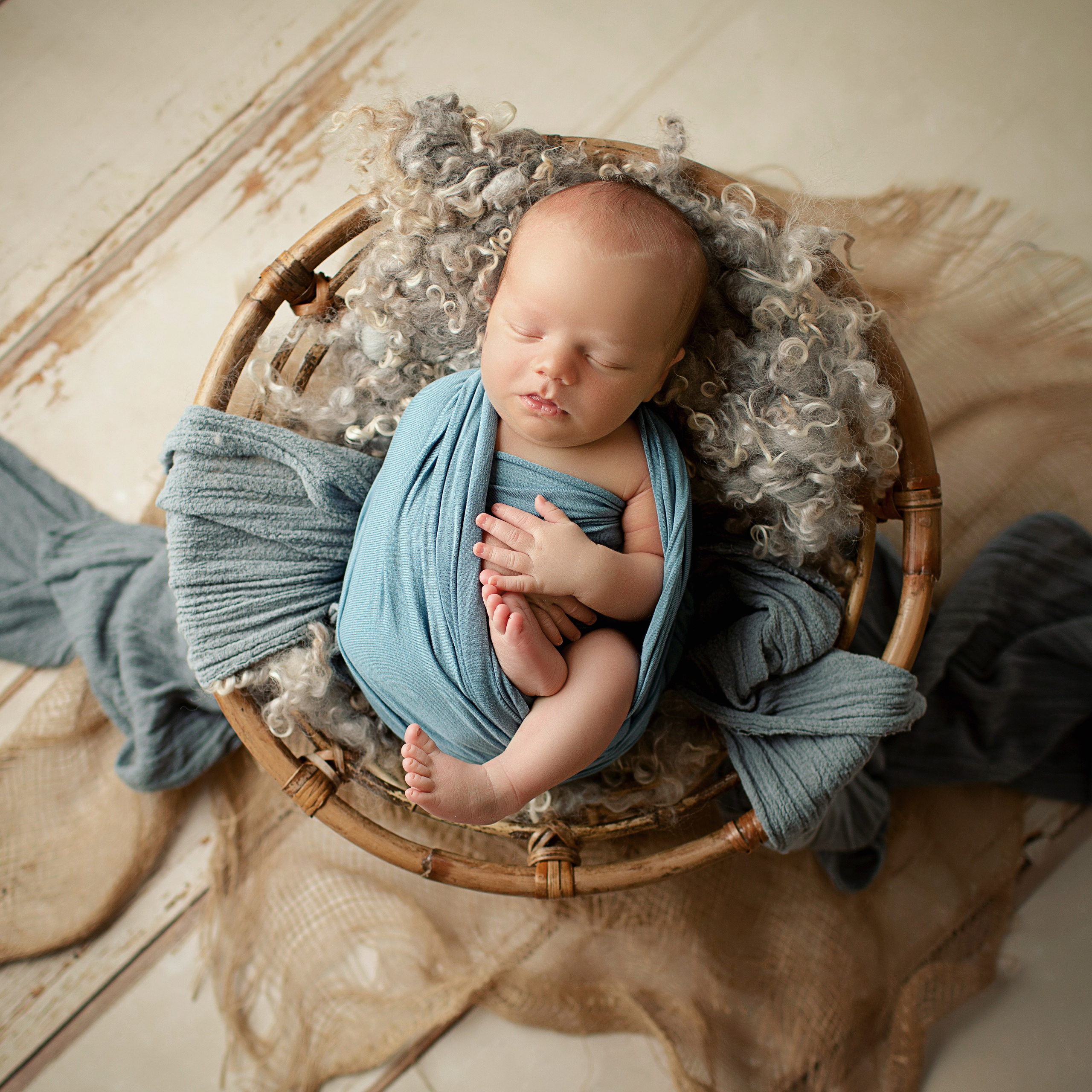 Närbild på nyfödda tvillingar i en trygg och varm miljö. Bilden illustrerar den unika skönheten i nyfödda tvillingar och är perfekt för marknadsföring av tvillingfotograferingstjänster."