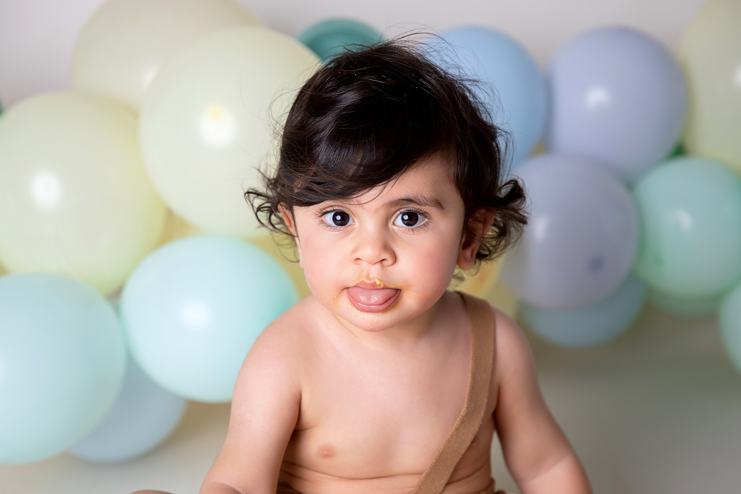 En minnesvärd fotossession för din ettåring som dokumenterar den glädje och festliga stämningen vid deras första födelsedag.