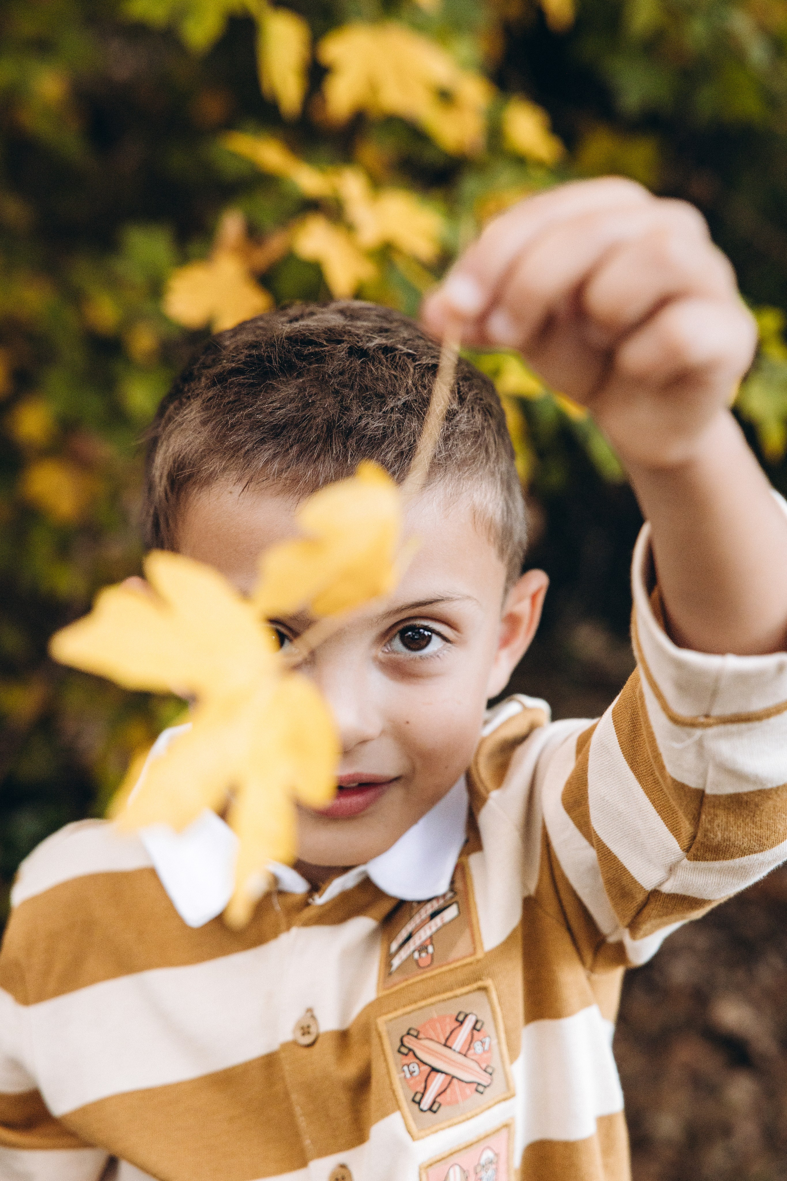 Autumn mother-son family photoshoot in Toulouse. Eugenie Smirnova — wedding, corporate and lifestyle photographer in Toulouse and Southwest France