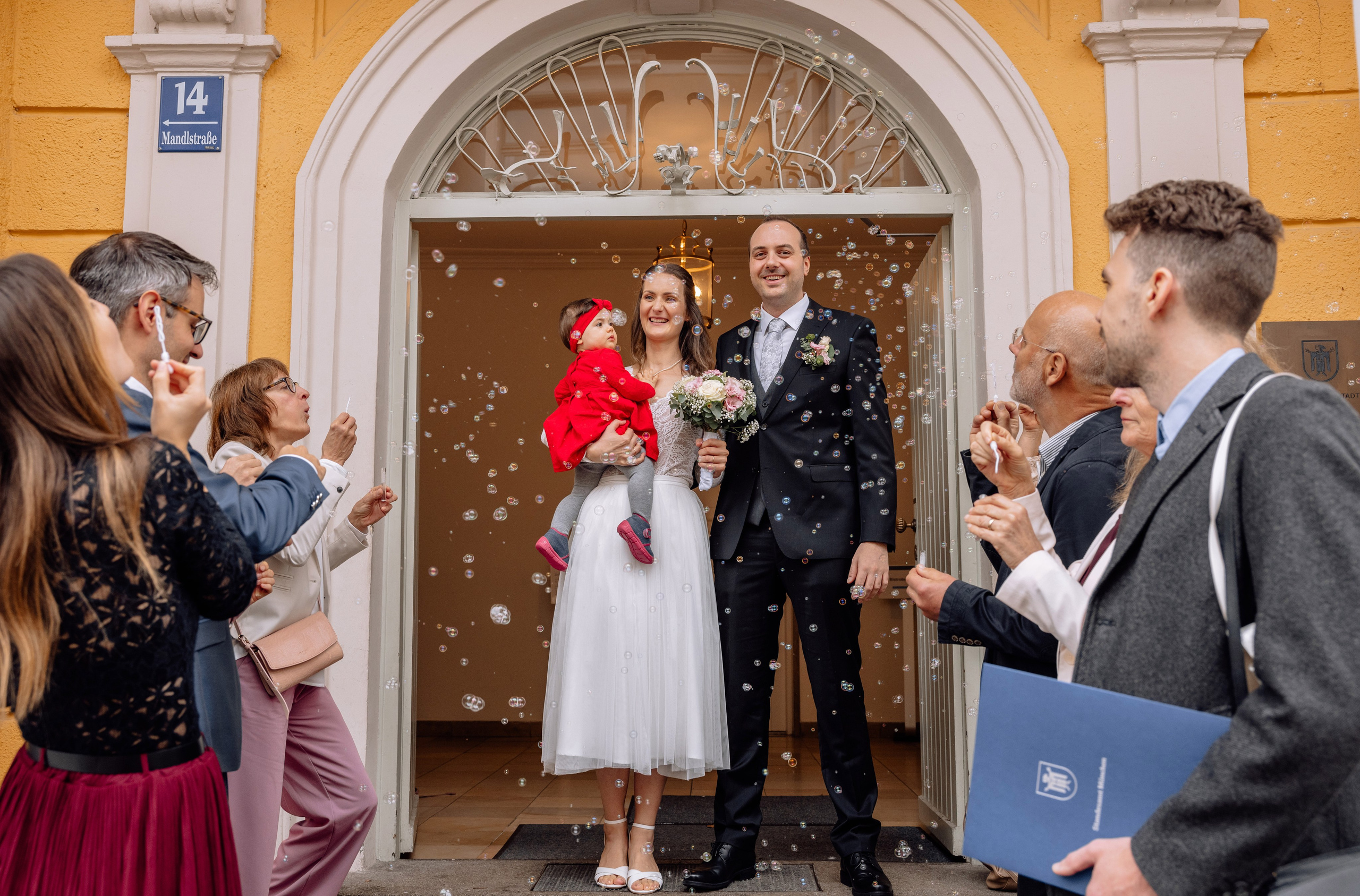 Zeitlose Hochzeit im Standesamt Mandlstraße | München Schwabing. Hochzeitsfotograf München Taufe Familienfotograf Tanja Mauke