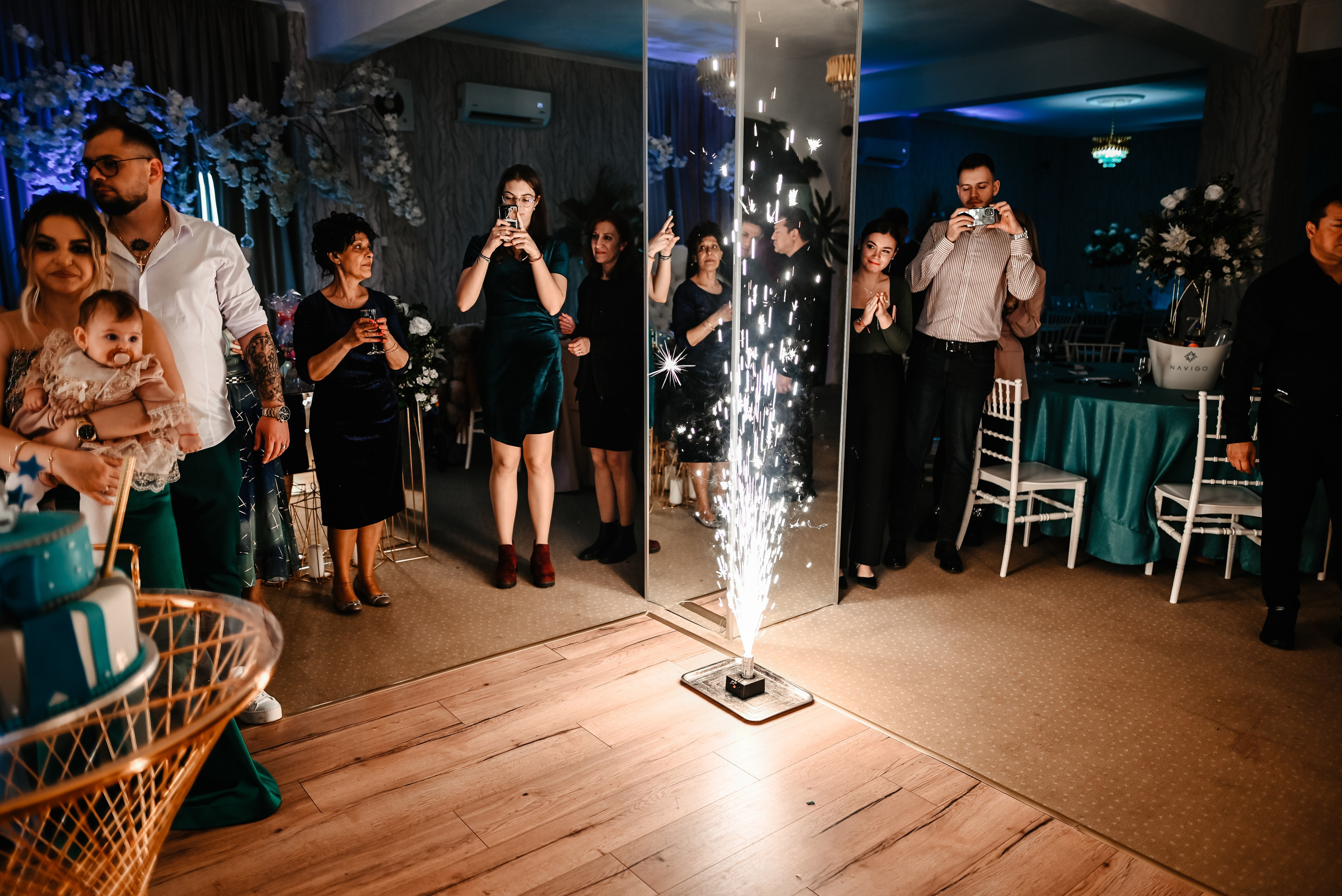 Momentul servirii tortului de botez cu artificii – bucurie în familie surprinsă de Ana Maria Drăgan