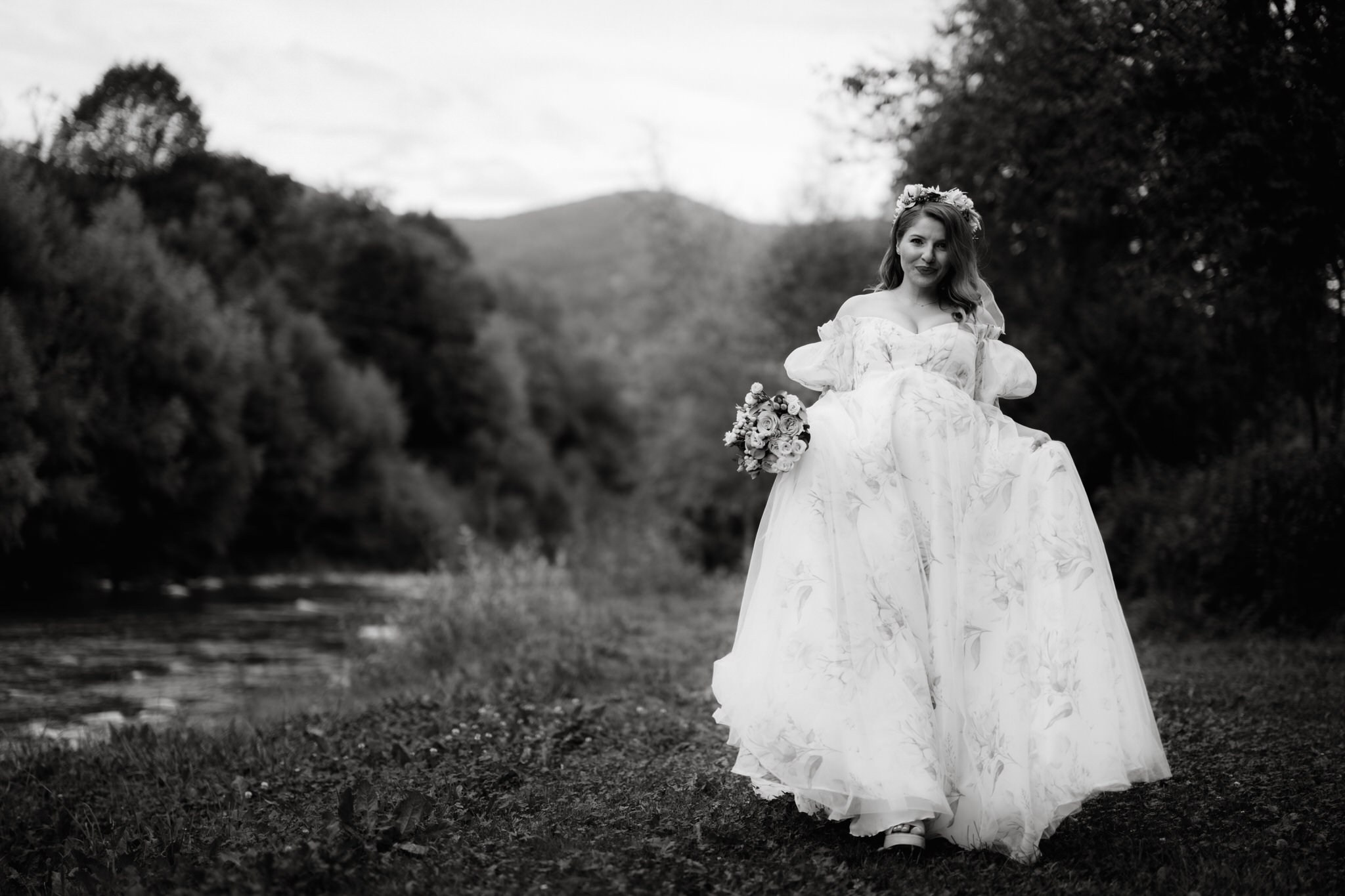 Fotograf profesionist de nuntă. Cu o abordare creativă și tehnici unice, spunem povestea voastră prin imagini pline de iubire și naturalețe. Descoperă arta fotografiei de nuntă . Fotograf Iasi, fotograf de nunta Suceava. Fotografii de nuntă. Pachet fotografii de nuntă. Fotograf Iasi, fotograf Suceava, fotograf Botosani, fotograf Romania. Servicii foto nuntă. Servicii foto-video.