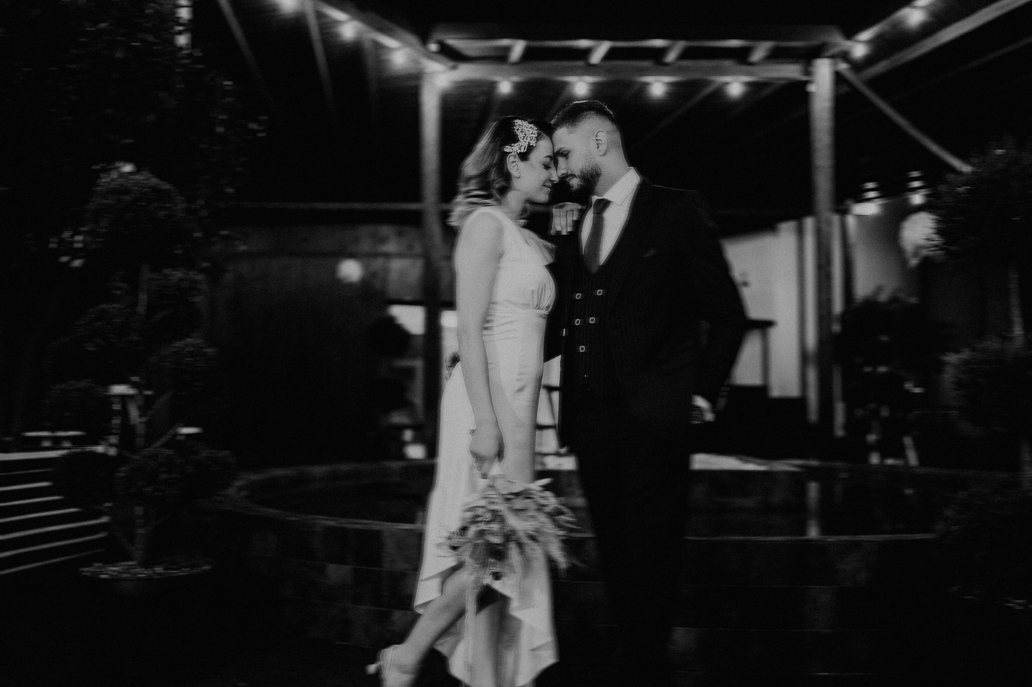 Fotograf profesionist de nuntă. Cu o abordare creativă și tehnici unice, spunem povestea voastră prin imagini pline de iubire și naturalețe. Descoperă arta fotografiei de nuntă . Fotograf Iasi, fotograf de nunta Suceava. Fotografii de nuntă. Pachet fotografii de nuntă. Fotograf Iasi, fotograf Suceava, fotograf Botosani, fotograf Romania. Servicii foto nuntă. Servicii foto-video.