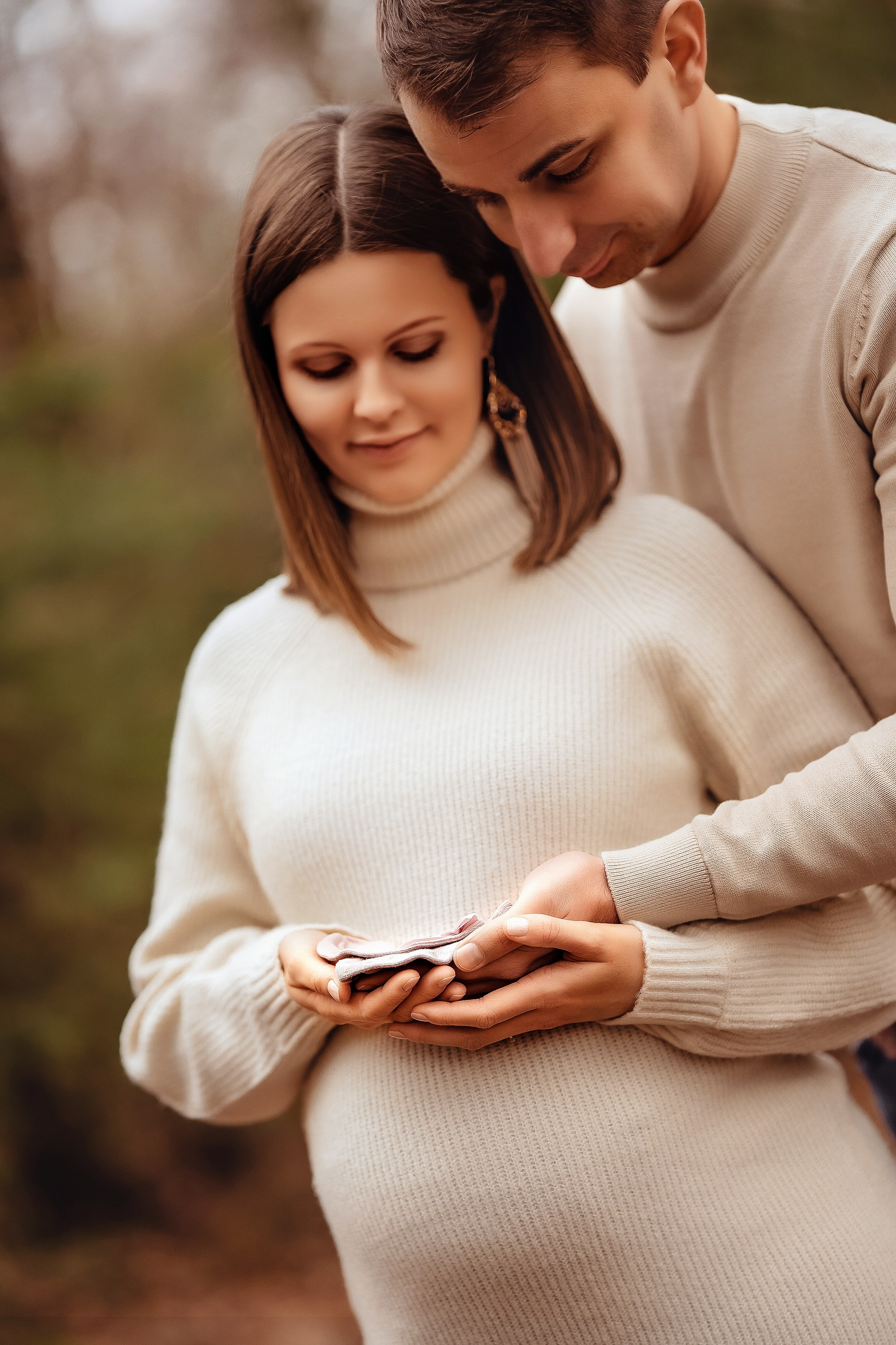 Babybauch im Wald. Portraitfotografie in Gründau Elena Ohnstedt