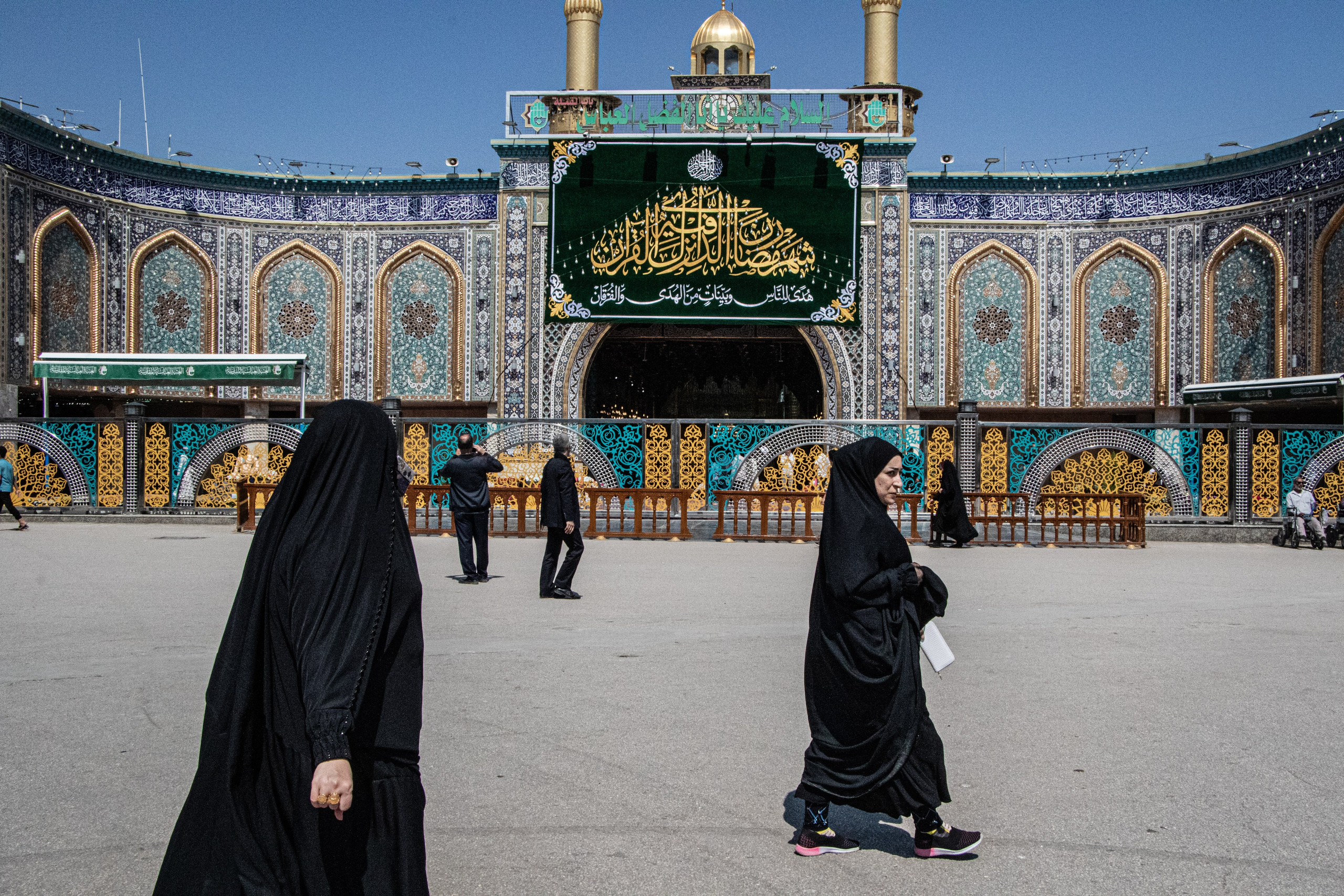 Des femmes irakiennes se dirigent vers la mosquée chiite de Kerbala Haram al-Hussein.