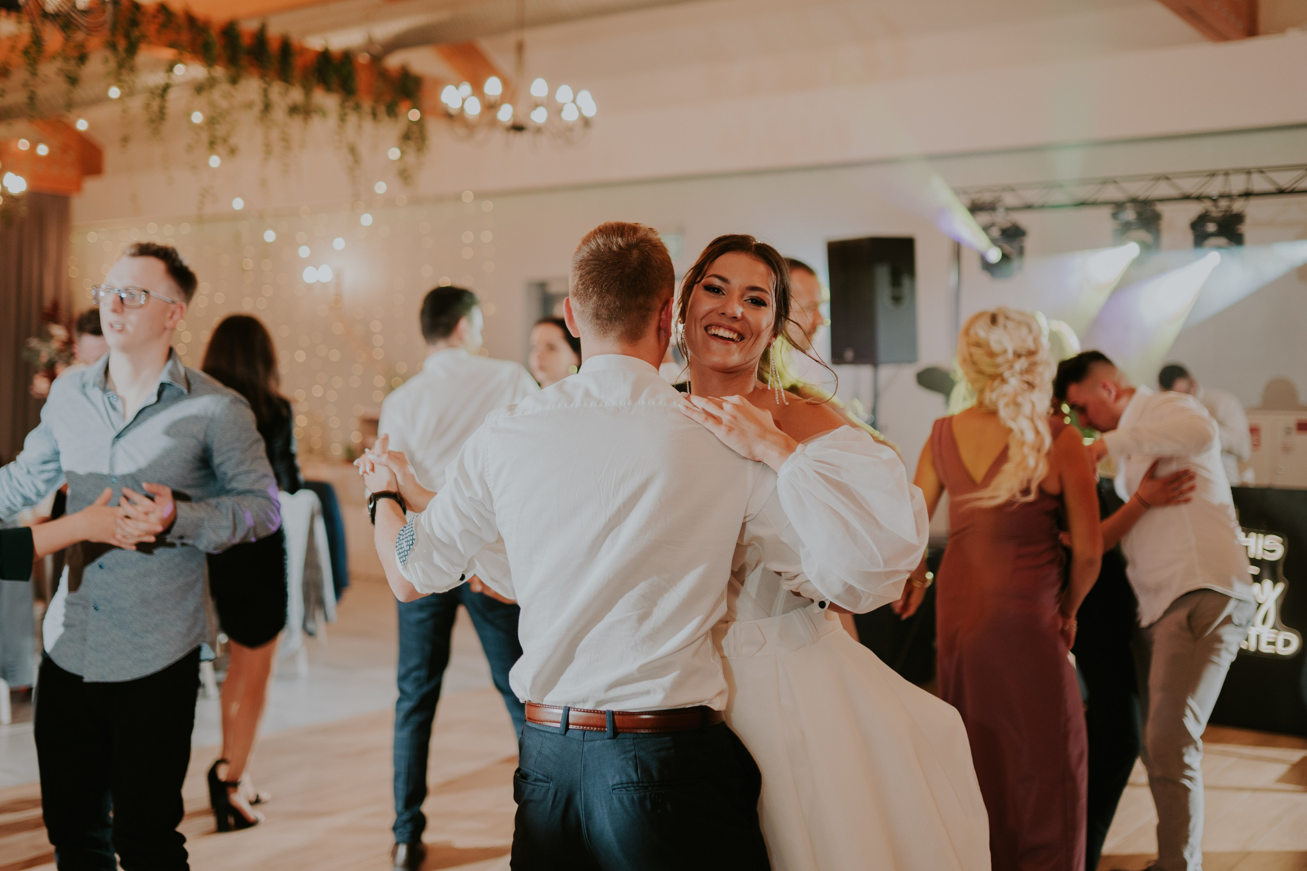 Sala Koralowa w Jaworzu: Opowieść o ślubie Nikoli i Kacpra. Karkowskafoto - fotografia miłości