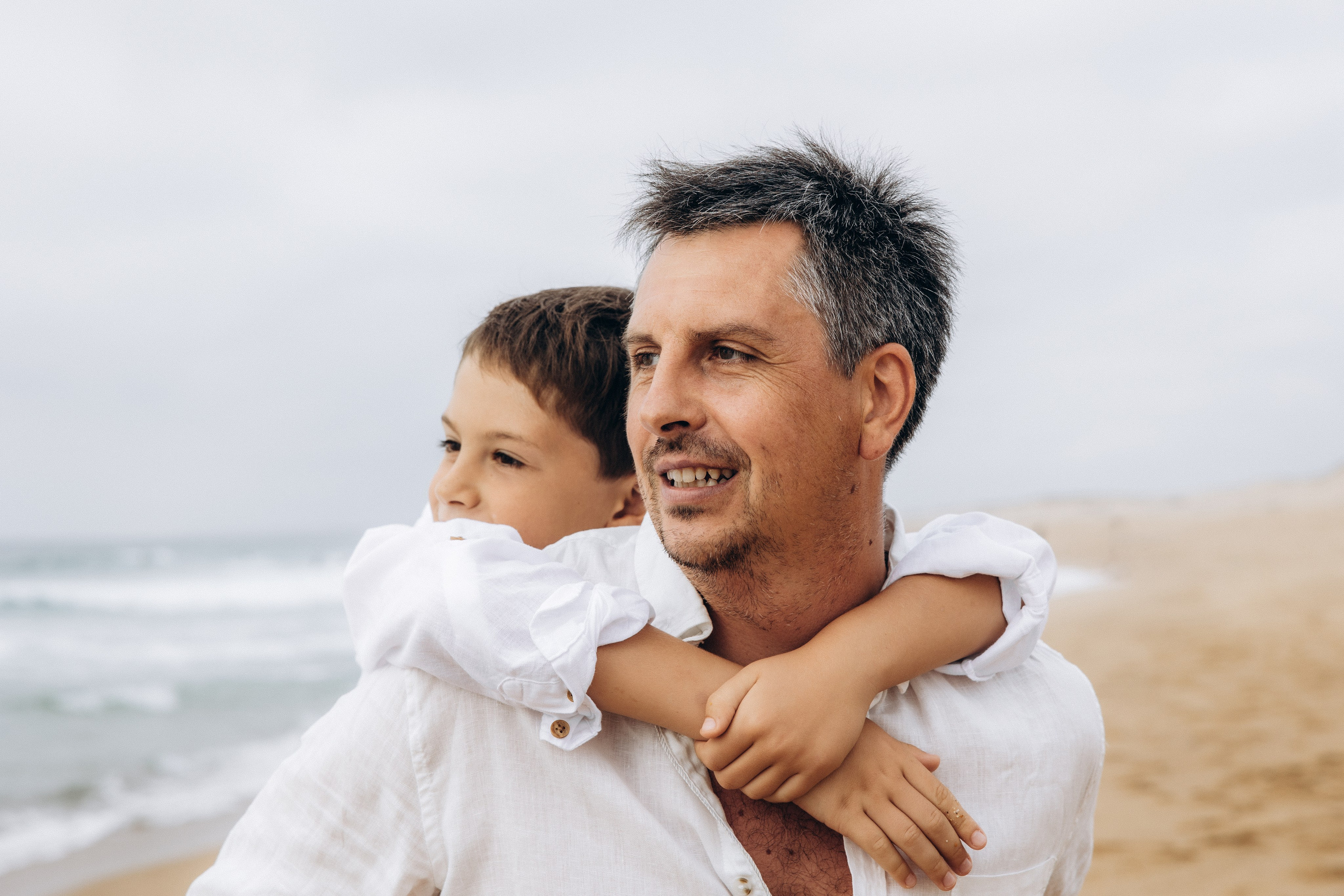Family photoshoot by the ocean. Labenne Ocean Beach 2024. Eugenie Smirnova — wedding, corporate and lifestyle photographer in Toulouse and Southwest France